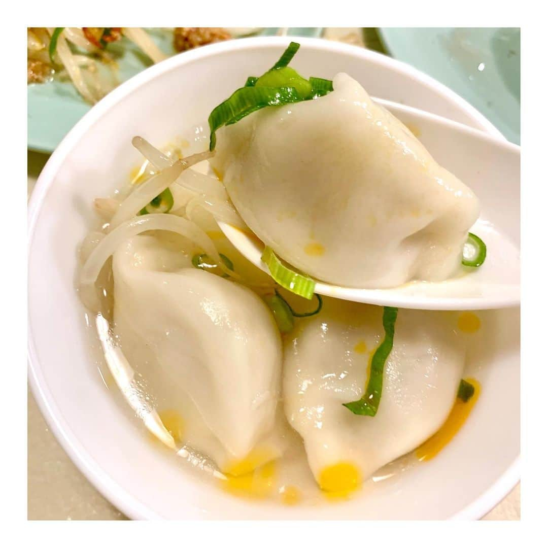 奈津子さんのインスタグラム写真 - (奈津子Instagram)「「ネオ餃子屋」さんで新しい餃子体験した🥟愛らしい飲み物、インテリアで全てが映える！餃子も餡から肉汁が飛び出るほどジューシー。支払いは全てキャッシュレス。可愛らしいお嬢さんも多くてキラキラ🤩してて神田に楽園ができたのかな？と思いました。普段から仲間のひとみん　@hitomifurusaki と行ってる大衆的な餃子屋さんとはまた違う良さがありました！今年も家電同様、餃子を追いかけてゆきます💕🥟🥟🥟 ・ ・ #トーキョーギョーザクラブ　#餃子  #家電 #家電好き #家電女優 #奈津子　#餃子好きな人と繋がりたい　#🥟」2月26日 12時39分 - natsuko_kaden