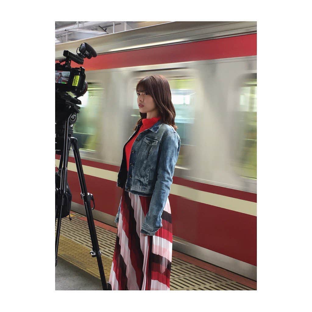 金澤朋子さんのインスタグラム写真 - (金澤朋子Instagram)「私金澤朋子のソロ曲「黄色い線の内側で並んでお待ちください」はもう聴いてくださいましたか？🚃✨ . MV撮影時のオフショットが沢山あるので載せますね。 . #juicejuice #金澤朋子  #新曲 #黄色い線の内側で並んでお待ちください  #MV #撮影 #オフショット #京成曳舟駅 #思い出  #からかい上手の高木さん #ツーショット #笑 . . まだ観てないよ〜という方は是非YouTube “Juice=Juice公式チャンネル” をチェック✅」2月26日 11時08分 - tomoko_kanazawa.official