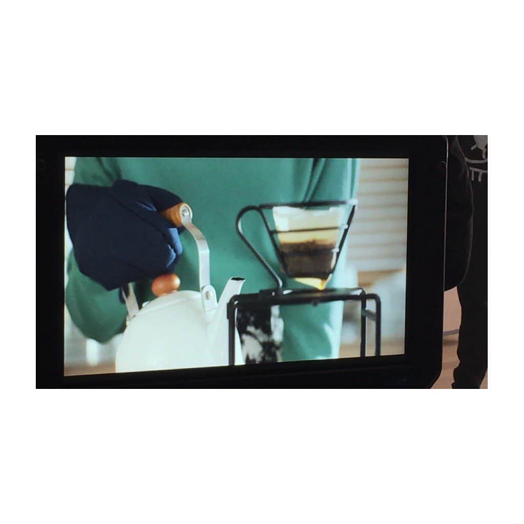 金澤朋子さんのインスタグラム写真 - (金澤朋子Instagram)「私金澤朋子のソロ曲「黄色い線の内側で並んでお待ちください」はもう聴いてくださいましたか？🚃✨ . MV撮影時のオフショットが沢山あるので載せますね。 . #juicejuice #金澤朋子  #新曲 #黄色い線の内側で並んでお待ちください  #MV #撮影 #オフショット #京成曳舟駅 #思い出  #からかい上手の高木さん #ツーショット #笑 . . まだ観てないよ〜という方は是非YouTube “Juice=Juice公式チャンネル” をチェック✅」2月26日 11時08分 - tomoko_kanazawa.official