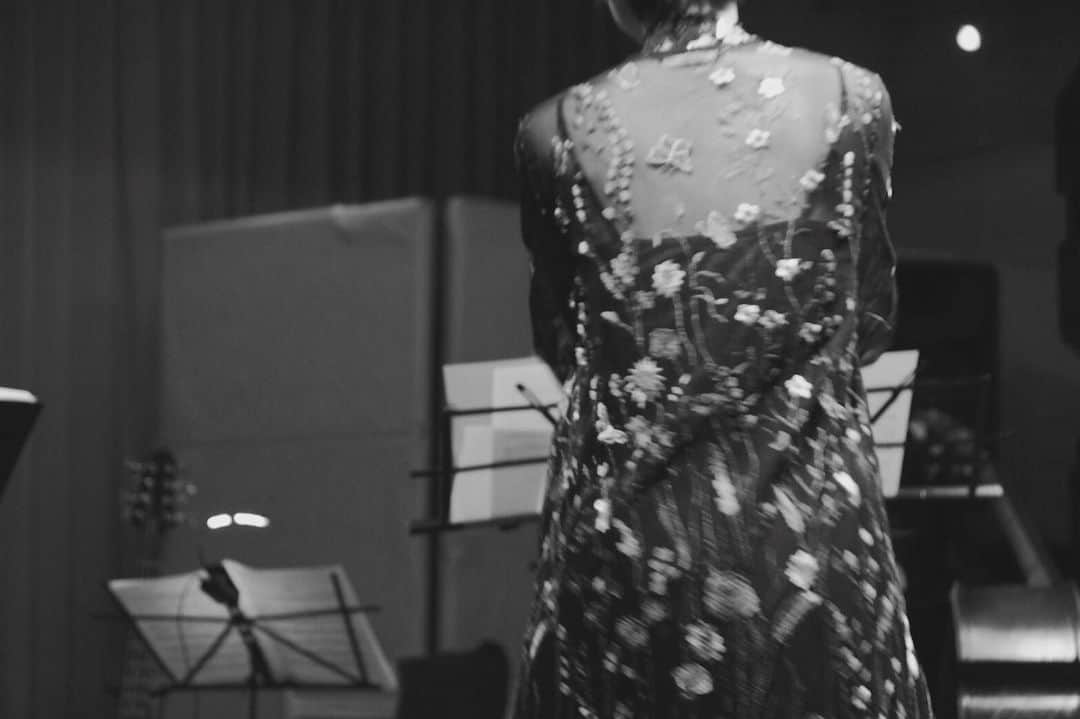 佐藤史果のインスタグラム：「🌸🌷💐🌻💠 #seethrough #floweronepiece #artist #singer #live #bustierdress」
