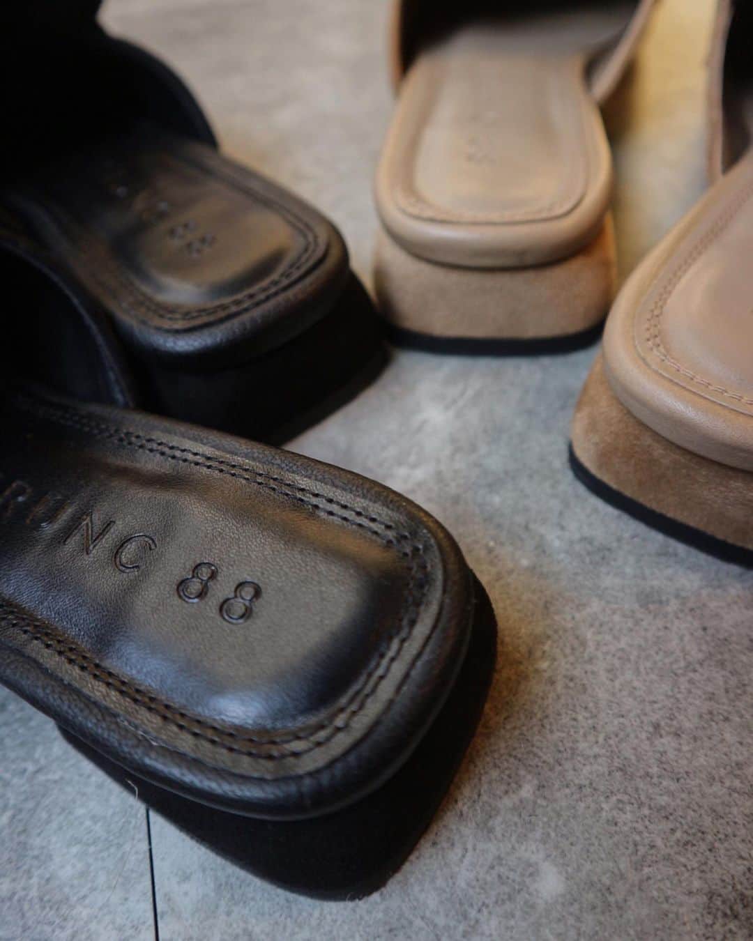 佐野真依子さんのインスタグラム写真 - (佐野真依子Instagram)「本日2/26 18:00〜 たくさんお問い合わせ頂いていた NEWシューズの予約販売が開始いたします♡ ■Suede Loafer Sandal ￥12,100 履きやすくコーディネートを 選ばないシンプルスクエアフラットミュール👡 ほどよい起毛感のあるフェイクスエードを使用し 季節を問わず着用できる素材を選びました♡ シンプルなデザインにつま先はスクエアトゥで スッキリとしたフォルムに♡ コロンとしたヒールのシルエットと ステッチ部分の立体感がより フォルムの美しさを引き立てます♡ インソールのダブルステッチもさりげないポイント♡ 足の甲をしっかり覆う深めのアッパーデザインで 安心感のある履き心地に♡ お出かけの際サッと履ける 脱ぎ履きのしやすさも魅力です♡ ローヒールながら、 きれい目スタイルにも 取り入れて頂けるベーシックで 飽きのこないアイテムです♡ BLACK BEIGE の2色をご用意しました♡ 18:00〜是非WEB Storeをチェックしてみてください✔️ ※予約商品の配送予定日に関して※ 通常よりも多くの期間 お待たせすることになってしまい 大変申し訳ありません。 お届けは3月下旬〜4月上旬を予定しております。 中国にて発生したコロナウイルスの影響により 各サプライチェーンがスムーズに稼働できず TRUNC88に関しても 一部商品に遅れが発生しております。 大変ご迷惑おかけいたしますが ご理解いただけましたら幸いです。 @trunc88_official  #trunc88」2月26日 11時22分 - sanomaisanomai