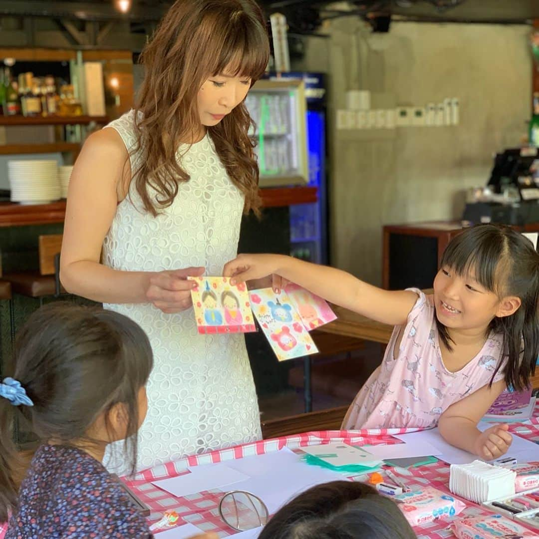 石井あみさんのインスタグラム写真 - (石井あみInstagram)「CEBUYOLOワークショップ、無事に終了しました✨ エステティシャンであり、 パステルアート講師の桜花りみ先生がセブ入りしているタイミングでのワークショップ🌸 ひな祭りも近いので、お雛様のパステルアートを教えていただきました。 チョークを削ったり、コットンで擦って色をつけたり、普段のお絵かきとは一味違った手法に、子どもたちも興味津々。苦戦しながらもとっても可愛い作品ができました‼︎ ママも没頭。これはオトナもハマります✨また出来るといいな。  かりんちゃんのコンブチャとともに ランチタイム。 鉄板でサーブされるハンバーグも美味しかったです。 子どもたちにはひな祭りカレー🍛 短い時間でしたが、とても楽しいひと時でした✨  皆さまありがとうございました。 ◇─◇─◇─◇─◇─◇─◇─◇─◇─◇─◇─◇─◇─◇─ ［セブ島留学ならCEBUYOLO］ セブ島留学をサポートさせて頂いています。 無料相談はDM、メールにてお待ちしております✰プロフィールからHPに飛べます。 #cebu#セブ#cebuyolo#セブヨロ#セブ島留学#セブ留学#セブ島親子留学#語学留学#母子留学#親子留学#세부#セブ移住#セブ島移住#セブライフ#cebulife#セブグルメ#セブ在住#セブランチ#セブイベント ◇─◇─◇─◇─◇─◇─◇─◇─◇─◇─◇─◇─◇─◇─」2月26日 11時24分 - ami_cebuyolo