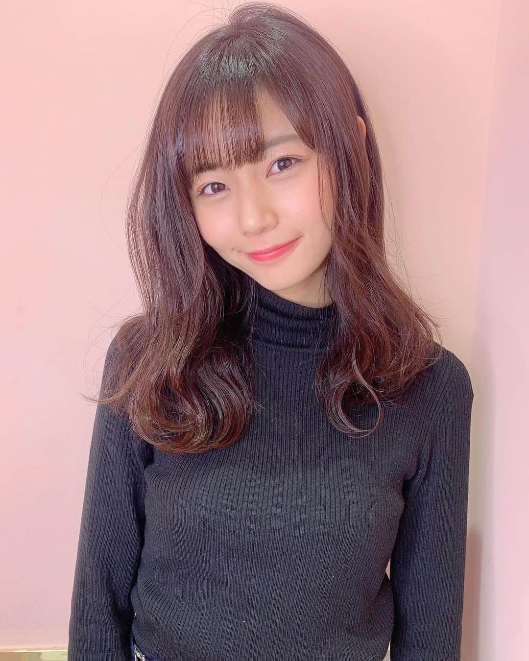 杉浦みずきのインスタグラム：「. SHIMA SIX GINZAの @leo__nishi さんに、カットとカラーとトリートメントをして頂きました✨ ほんのりブラウンを入れたのと、前髪とおくれ毛をいい感じに作って貰いました☺️ お店もピンクでめっちゃ可愛かった💕 東京の美容院は初だったから、 新鮮で、なんか緊張した笑」
