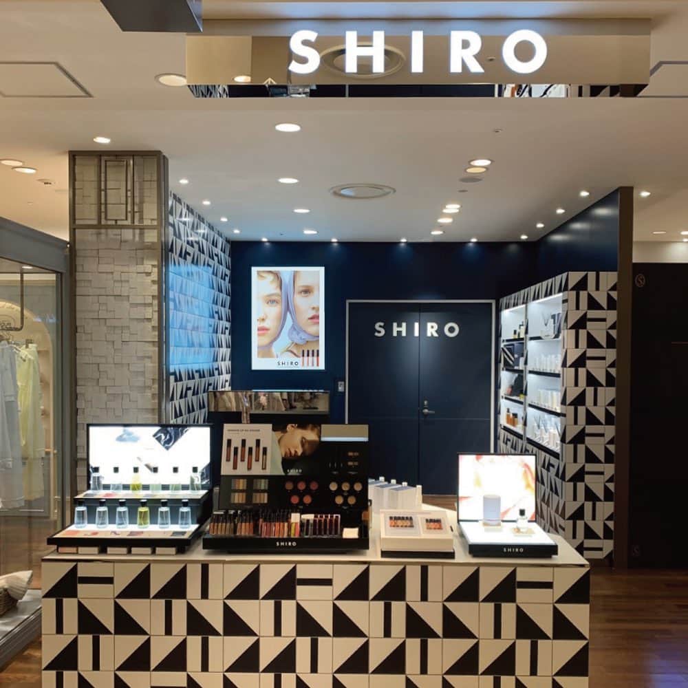 shiroさんのインスタグラム写真 - (shiroInstagram)「【本日より】SHIRO 阪急うめだ店OPENのお知らせ﻿ ﻿ 本日、SHIRO 阪急うめだ店をオープンいたしました。﻿ ﻿ ネイビーの木工タイルを幾何学模様に配し、自由さと楽しさ、潔さというSHIROらしさを感じさせるリズミカルな印象の空間です。﻿ 豊かな香りのパフュームやフレグランスのほか、鮮やかな色彩で表情を彩るコスメや、潤いに満ちた美しい素肌をつくるスキンケアなど、SHIROの製品をご堪能いただけます。﻿ ﻿ オープンを記念して、フレグランスのエクスクルーシブライン『SHIRO PERFUME』より、数量限定『BE PROUD』と人気8種のハーフサイズ(50mL)を全国に先駆け先行販売いたします。﻿ ﻿ ぜひ、新しく誕生するSHIRO 阪急うめだ店をお楽しみください。﻿ ﻿ 本日より SHIRO 阪急うめだ店 先行販売中﻿ 2020/3/12(木) 全国販売﻿ ※2020/2/27(木)より、全国予約開始いたします。﻿ ■数量限定『BE PROUD』 50mL 10,500円＋税﻿ トップノートからラストノートまで、すべてフローラル調だけで構成される“フローラル・フローラル”の香りです。﻿ 絶妙なバランス感覚を要し、創作が難しいと言われるフローラル調のみの調香に挑戦したこの香りは、美しく咲く花の誇り高さをそのまま映し出すような、ぶれない美しさと強い意志を表現しています。﻿ ※お一人様1点までとさせていただきます。﻿ ※数量限定につき、無くなり次第終了とさせていただきます。ご了承ください。﻿ ﻿ ■SHIRO PERFUME ハーフサイズ 全8種 50mL 各10,500円＋税﻿ 「SHIRO PERFUME」から厳選した8種類の香りが使いやすいハーフボトルになって登場。﻿ 世界各国のパフューマーが自身のアイデンティティや香りに目覚めたキッカケを込めた、ドラマティックな情景を描く香りです。﻿ ［香り］FREESIA MIST/POMEGRANATE/PARISIENNE FAVOURITE/SPICE OF LIFE/BON WOOD/INTRODUCTION/PARISIAN SHIRT/SMOKED LEATHER﻿ ﻿ ■SHIRO 阪急うめだ店﻿ オープン日：2020/2/26(水)﻿ 場所：大阪府大阪市北区角田町8番7号 阪急うめだ本店 3F HANKYU BEAUTY SHIRO﻿ 営業時間：日-木曜 10:00 - 20:00 / 金・土曜 10:00 - 21:00﻿ TEL：06-6313-9691(直通)﻿ #SHIRO #SHIROPERFUME #SHIROcosme #SHIROskincare #SHIROfragrance #阪急うめだ」2月26日 11時40分 - shiro_japan