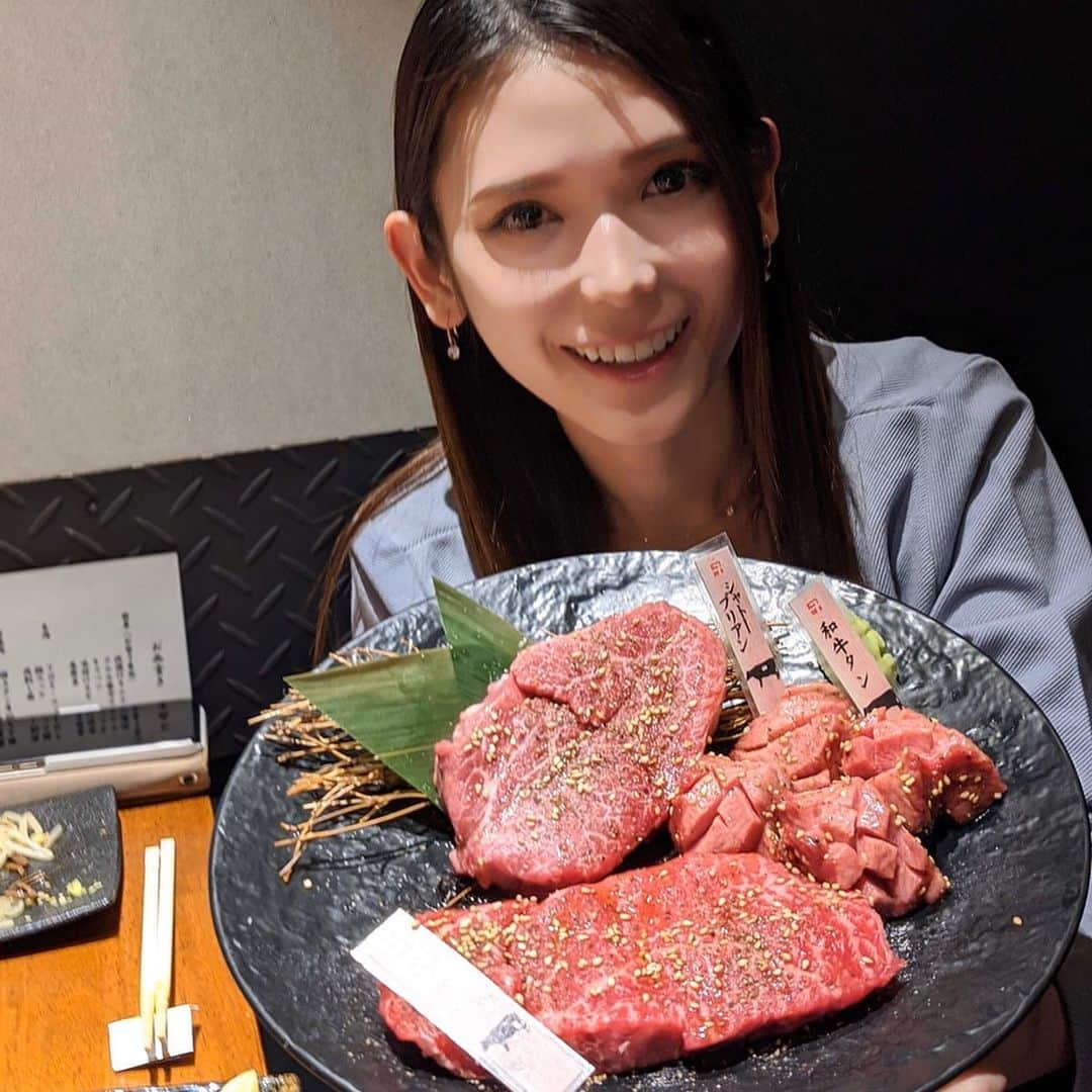 のインスタグラム：「極上タン厚切り、シャトーブリアン、芯々😍﻿ お肉好きの秘密基地！﻿ 『#八重洲の3階 』﻿ ﻿ 特に極上タン厚切りが好み過ぎた🤤🥩﻿ しっかり脂のってて、周りカリッと中ジューシー💓﻿ 分厚いのに切れ目がある上に﻿ 柔らかいから、さくっと噛みきれる(*´꒳`*)﻿ ﻿ 行くには運良く紹介制の権限もってる人に出会うのみ🏃‍♀️﻿ ﻿ #八重洲3f #完全非公開 #タン #芯々﻿ #完全招待制 #秘密基地 #めぐログ_八重洲﻿ #お肉 #meat #beef #肉女子 #wagyu﻿ #和牛 #シャトーブリアン #牛 #牛肉」