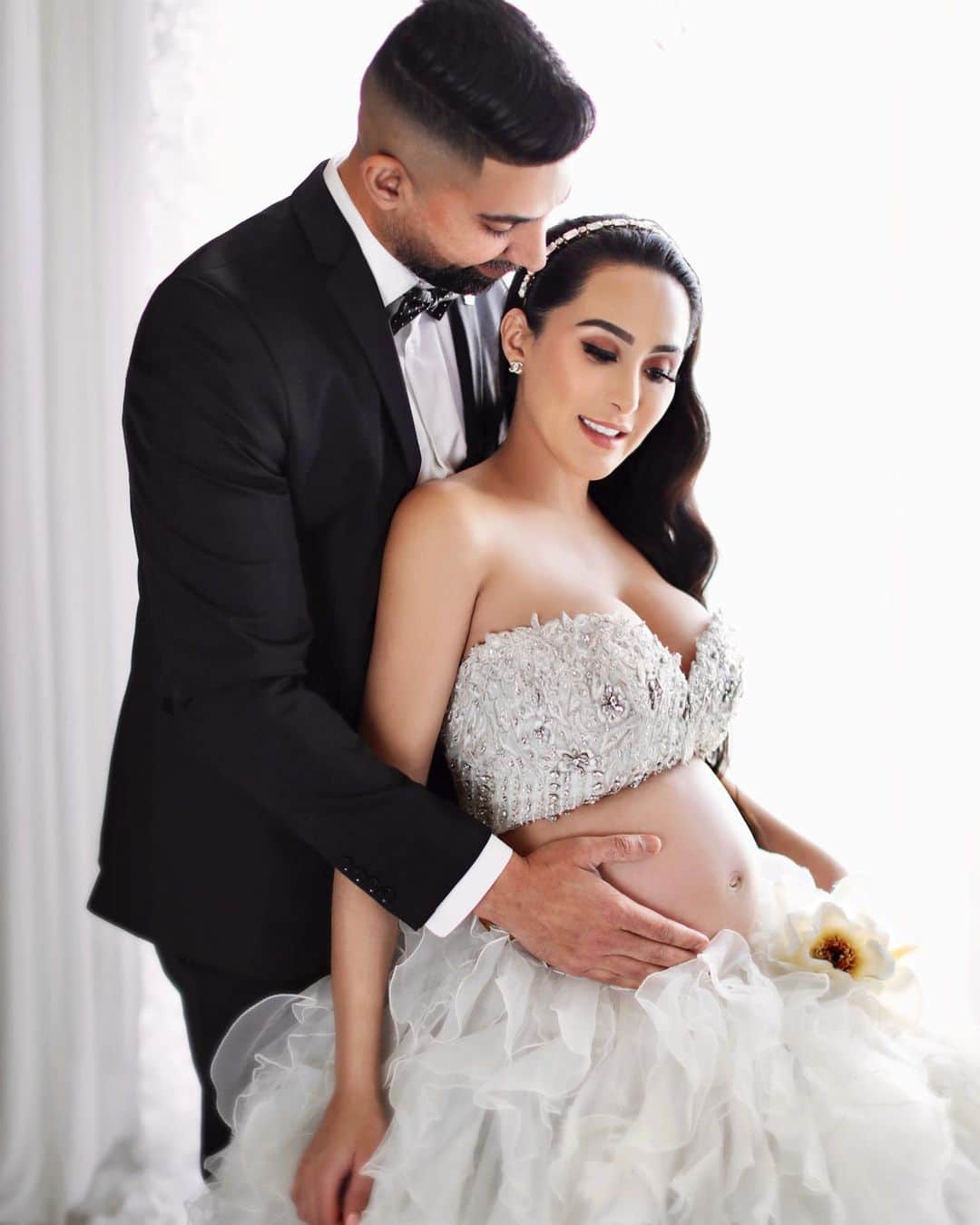 laurag_143のインスタグラム：「Hi Ka-uties 🤗 I’m almost done blowing up your feed with our #maternityshoot pics 😬🥰 Thanks to all those who messaged me checking up on me, ILY guys so much 🥺🙏🏼 I have another doctors appointment tomorrow & I will find out more, but the antibiotics have helped. I’ve been trying to rest more, I actually spent the day working from bed today. I got a little antsy to get up and do something but I didn’t because I know my body and babygirl need rest. Now I’m going to start on our baby registry...what are some baby item must haves? 👶🏼💗#thirdtrimester」