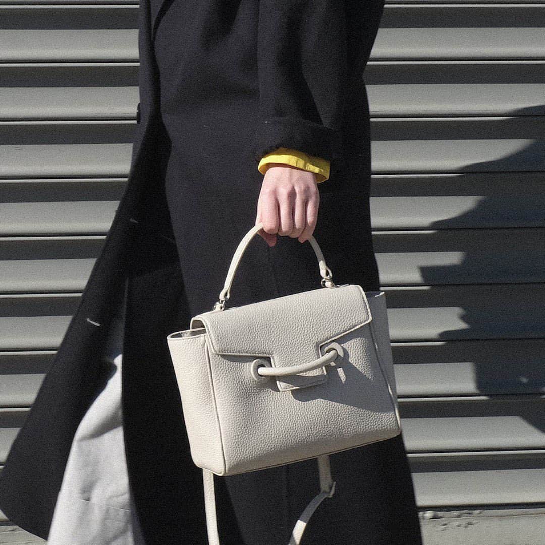 のインスタグラム：「Everはショルダーストラップも付いているので、2WAYで使用が可能です。  #vasic #ss20 #ever #ivory #black #taupe #handbag #shoulderbag #2waybag #newitems #vasicnews」