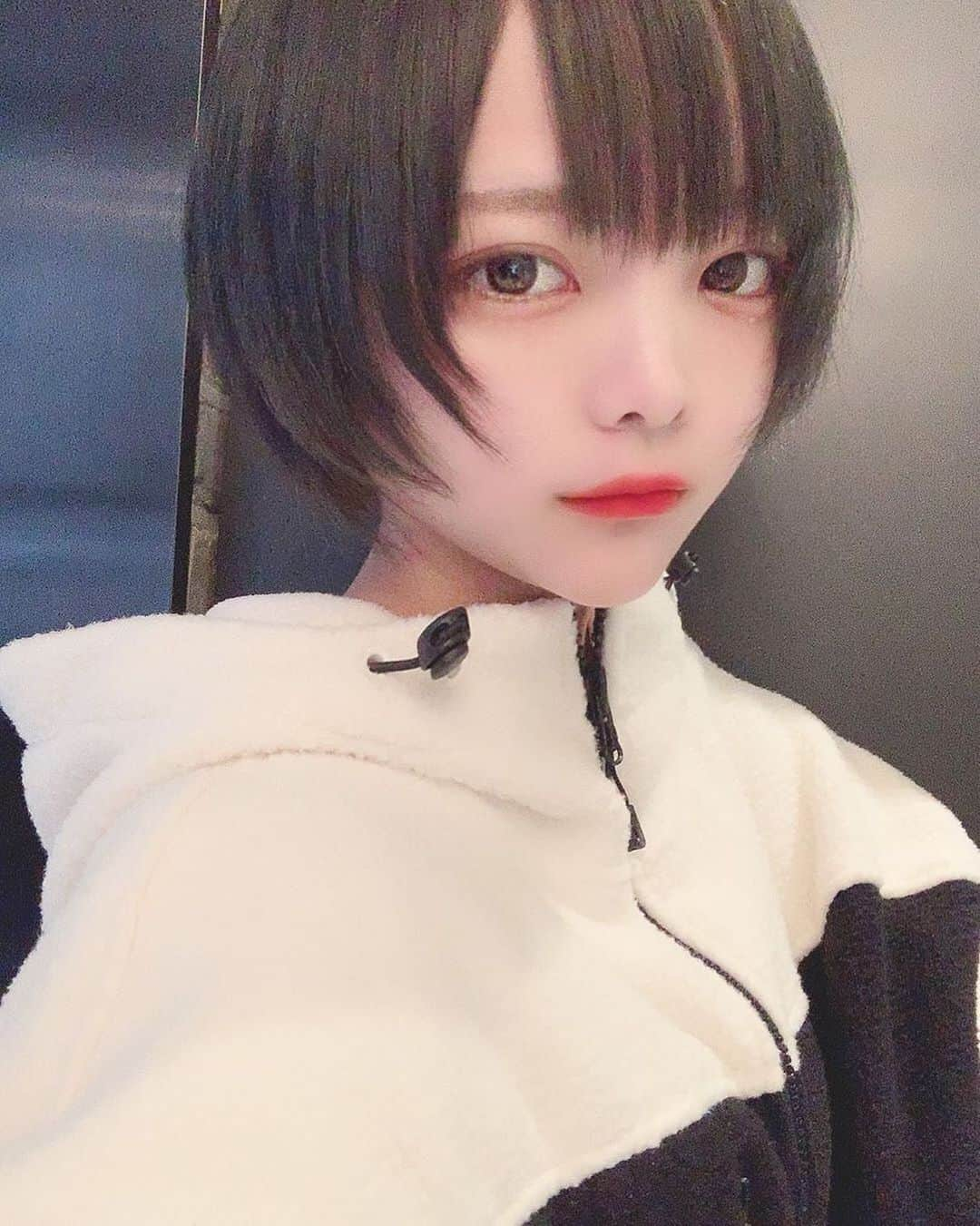 美女美容事情さんのインスタグラム写真 - (美女美容事情Instagram)「《黄金比ショートヘア💇‍♀️😊💕》⠀⁠⠀ *⠀⁠⠀ リポストを使って、素敵な写真📷✨を投稿されてる方を紹介させて頂く⠀⠀⠀⠀⁠⠀ 【💄美女美容事情💅】のコーナーです✨⠀⁠⠀ *⠀⠀⠀⠀⠀⠀⠀⁠⠀ いいねやコメント、フォローして応援してね❤︎🥰🎶⁣⠀⁠⠀ *⠀⠀⠀⠀⠀⠀⠀⁠⠀ 今回ご紹介させて頂きますのは❤︎⠀⁠⠀ カホさん< @capo130xx>の素敵なお写真📸⠀⁠⠀ *⠀⁠⠀ ショートヘアの絶世の美女😊洗練された感じがとても綺麗です❤️⠀😆肌の白さ美しさ憧れちゃいます💛⠀⁠⠀ *⠀⠀⁠⠀ カホさんのアカウントには他にも素晴らしい投稿が沢山ありますので是非覗いてみてくださいね💁‍♀️💙⠀⁠⠀ *⠀⠀⁠⠀ カホさん< @capo130xx>⠀⁠⠀ 素敵な投稿ありがとうございました☺️📸✨⠀⠀⠀⠀⠀⠀⠀⠀⁠⠀ △▼△▼△▼△▼△▼△▼△▼△▼△▼⠀⠀⠀⠀⠀⠀⠀⠀⠀⠀⠀⠀⠀⠀⠀⠀⠀⠀⠀⠀⠀⠀⠀⠀⠀⠀⠀⠀⠀⠀⠀⠀⠀⁠⠀ ❤🧡💛「美女美容事情」💚💙💜⠀⠀⠀⠀⠀⠀⠀⠀⠀⠀⠀⠀⠀⠀⠀⁠⠀ 👇掲載ご希望の方は👇⠀⠀⠀⠀⠀⠀⠀⠀⠀⠀⠀⠀⠀⠀⠀⠀⁠⠀ @b_b_j.jタグ付けと🖤 # ビジョビ⠀🖤⠀⠀⠀⠀⠀⠀⠀⠀⠀⠀⠀⠀⠀⠀⠀⁠⠀ をタグ付けお願いします✨⠀⠀⠀⠀⠀⠀⠀⠀⠀⠀⠀⠀⠀⠀⠀⠀⁠⠀ ――――――――――――――――⠀⠀⠀⠀⠀⠀⠀⠀⠀⠀⠀⠀⠀⠀⠀⠀⠀⠀⠀⠀⠀⠀⠀⁠⠀ ～姉妹アカウントのご紹介～⠀⠀⠀⠀⠀⠀⠀⠀⠀⠀⠀⠀⠀⠀⠀⠀⠀⠀⠀⠀⠀⠀⠀⠀⠀⠀⠀⁠⠀ ◇美容情報を紹介している«美女美容事情～Beauty～»⠀⠀⠀⠀⠀⠀⠀⠀⠀⠀⠀⠀⠀⠀⠀⠀⠀⠀⠀⠀⠀⠀⠀⠀⠀⠀⁠⠀ ( @b_b_j.j_b )⠀⠀⠀⠀⠀⠀⠀⠀⠀⠀⠀⠀⠀⠀⠀⠀⠀⠀⠀⠀⠀⠀⠀⠀⠀⠀⠀⁠⠀ ◇美しい旅スポット紹介をしている«美 spot»⠀⠀⠀⠀⠀⠀⠀⠀⠀⠀⠀⠀⠀⠀⠀⠀⠀⠀⠀⠀⠀⠀⠀⠀⠀⁠⠀ ( @b__spo )⠀⠀⁠⠀ ⠀⠀⠀⠀⠀⠀⠀⠀⠀⠀⠀⠀⁠⠀ よかったらこちらも覗いてみてね✨⠀⁠⠀ ――――――――――――――――⠀⠀⠀⁠⠀ #ファッション #セルフィー ⠀⁠⠀ #美白 #ショート ⠀⠀⁠⠀ #カジュアルコーデ ⠀⁠⠀ #スタイル抜群 ⠀⠀⠀⠀⠀⠀⠀⠀⠀⠀⁠⠀ #女子力アップ #自撮り ⠀⠀⠀⠀⠀⁠⠀ #オトナ女子 #大人可愛い ⠀⠀⠀⠀⠀⠀⠀⠀⠀⠀⁠⠀ #ファッションコーデ #美容day ⠀⠀⠀⠀⁠⠀ #大人コーデ #春カラー ⠀⠀⠀⠀⠀⠀⠀⠀⠀⁠⠀ #お洒落好き #インスタジェニック ⠀⠀⠀⠀⠀⠀⠀⁠⠀ #オシャレさん #coordinate ⠀⠀⠀⠀⠀⠀⠀⠀⠀⁠⠀ #パーカー #コーディネート ⠀⠀⠀⠀⠀⠀⠀⠀⠀⠀⁠⠀ #naturalbeauty #トレンド⠀⠀⠀⠀⠀⠀⠀⠀⠀⠀」2月26日 12時05分 - b_b_j.j