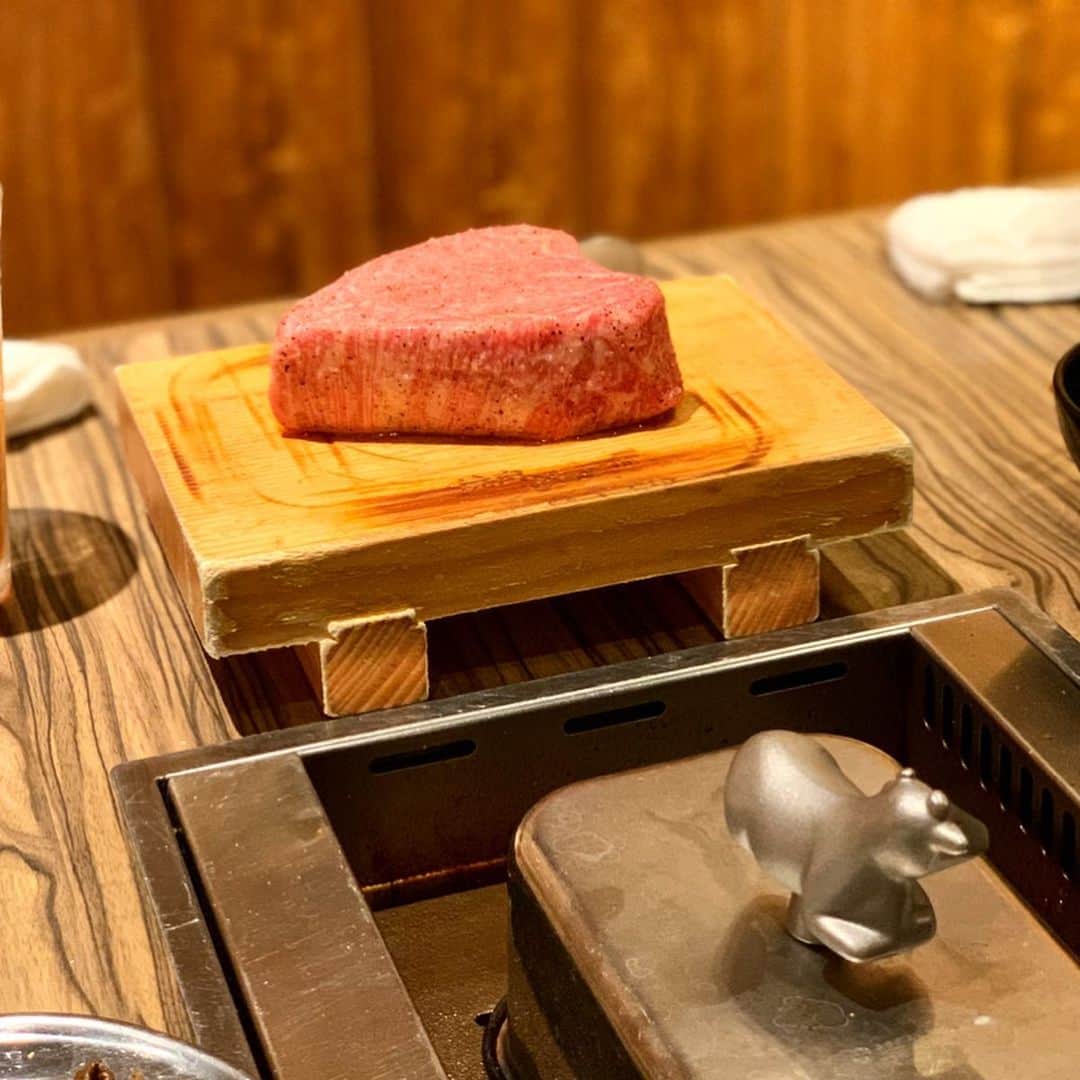 吉田美紀さんのインスタグラム写真 - (吉田美紀Instagram)「・ ・ 大好き♡焼肉じゃんぼの“フィレご飯” ・ 一枚一枚丁寧に焼き上げてくださるお肉、 もっと…🤤とも思うけれど 最後のご飯のスペースを残しておきたくなる♡ ・ 初の牛カツ煮も♡最高でした･:*.:+ ・ 大好きなメンバー♬ また集まろ˚⁎⁺˳✧༚ ・ ・ #yakiniku #tokyogourmet #tokyorestaurant #焼肉 #焼肉じゃんぼ #焼肉じゃんぼはなれ #フィレご飯 #東京グルメ #東京レストラン」2月26日 12時09分 - miki__yoshida