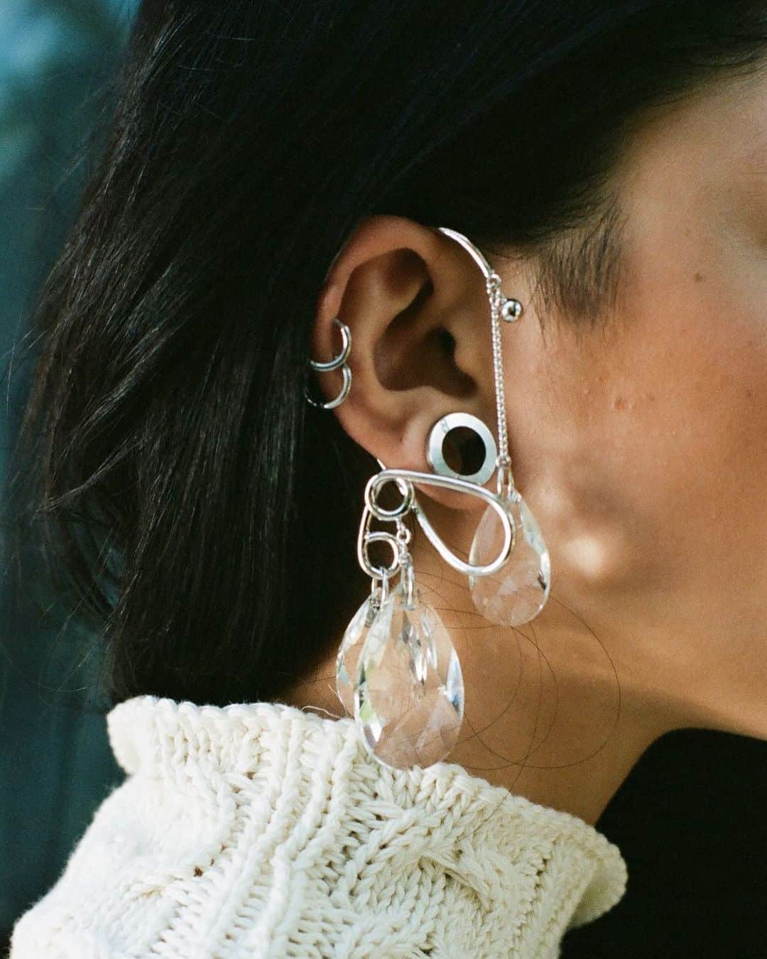 I.T IS INSPIRATIONさんのインスタグラム写真 - (I.T IS INSPIRATIONInstagram)「Dangling and Dazzling 💫 - @jw_anderson Crystal Ear-cuff #ITHK #ITisInspiration #JWAnderson #EarCuff」2月26日 12時09分 - ithk