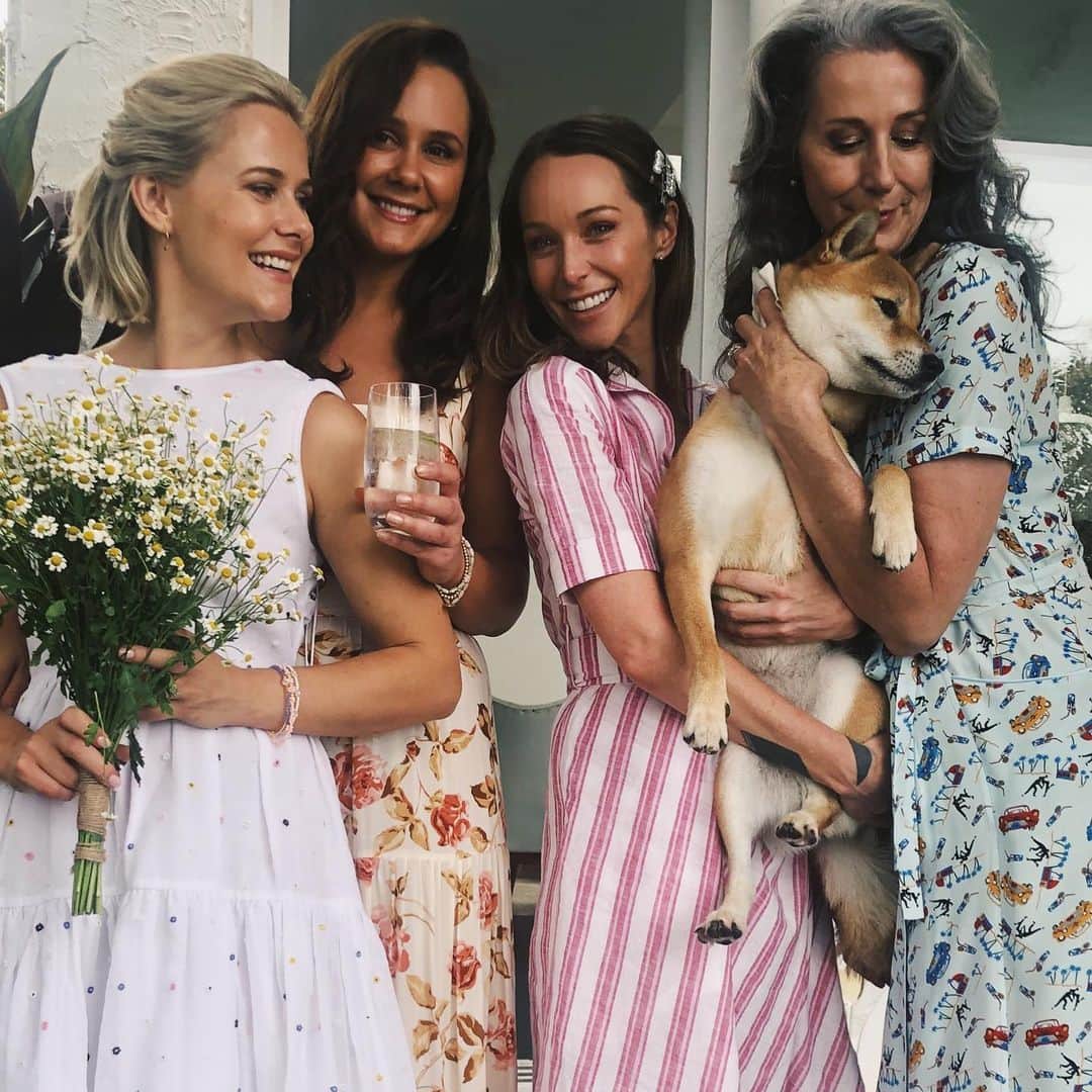 エミリー・スコットのインスタグラム：「It’s official. My brother has married this beauty!! May the years ahead be filled with joy 💛💛💛」
