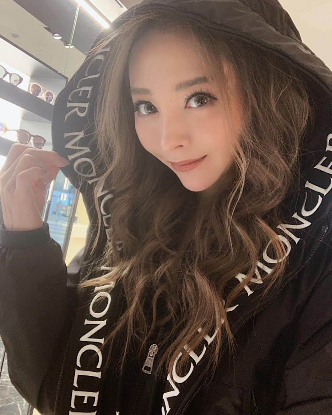 山崎みどりさんのインスタグラム写真 - (山崎みどりInstagram)「MONCLERのロゴがかわいいブルゾンGet 【2020SS MASSEREAU】﻿ ﻿ さらっと羽織れるしビッグフードでかわいいしカジュアルに使いやすいかなと❤︎ ﻿ ﻿ MASSEREAUはレディースがなくてメンズだけの展開だけど、オーバーサイズで着たいからちょうど良い。﻿ ﻿ なのでサイズは2にした❤︎﻿ ﻿ ﻿ ﻿ ﻿ 去年MASSEREAUのダウンが欲しかったけど買おうとしたらSOLDOUTだった..﻿ ﻿ ﻿ 中のパーカーとボトムとスニーカーもMONCLER @moncler ﻿ ﻿ ﻿ ﻿ ──────────────────────────﻿ #moncler #monclergenius #monclerjacket #monclermens #monclerladies﻿」2月26日 12時17分 - midori_yamasaki_