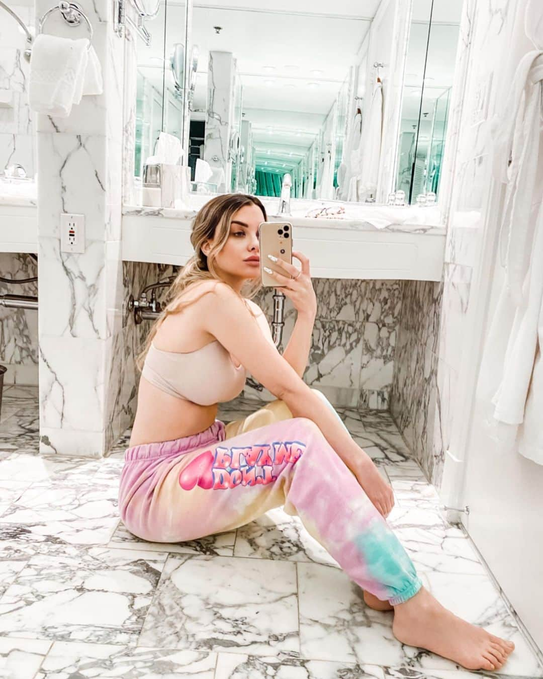 エミリー・シアーズさんのインスタグラム写真 - (エミリー・シアーズInstagram)「Waiting for the tub to fill 🛁 #selfcare ‘don’t play me’ sweats 💘 @bysamiiryan」2月26日 12時18分 - emilysears