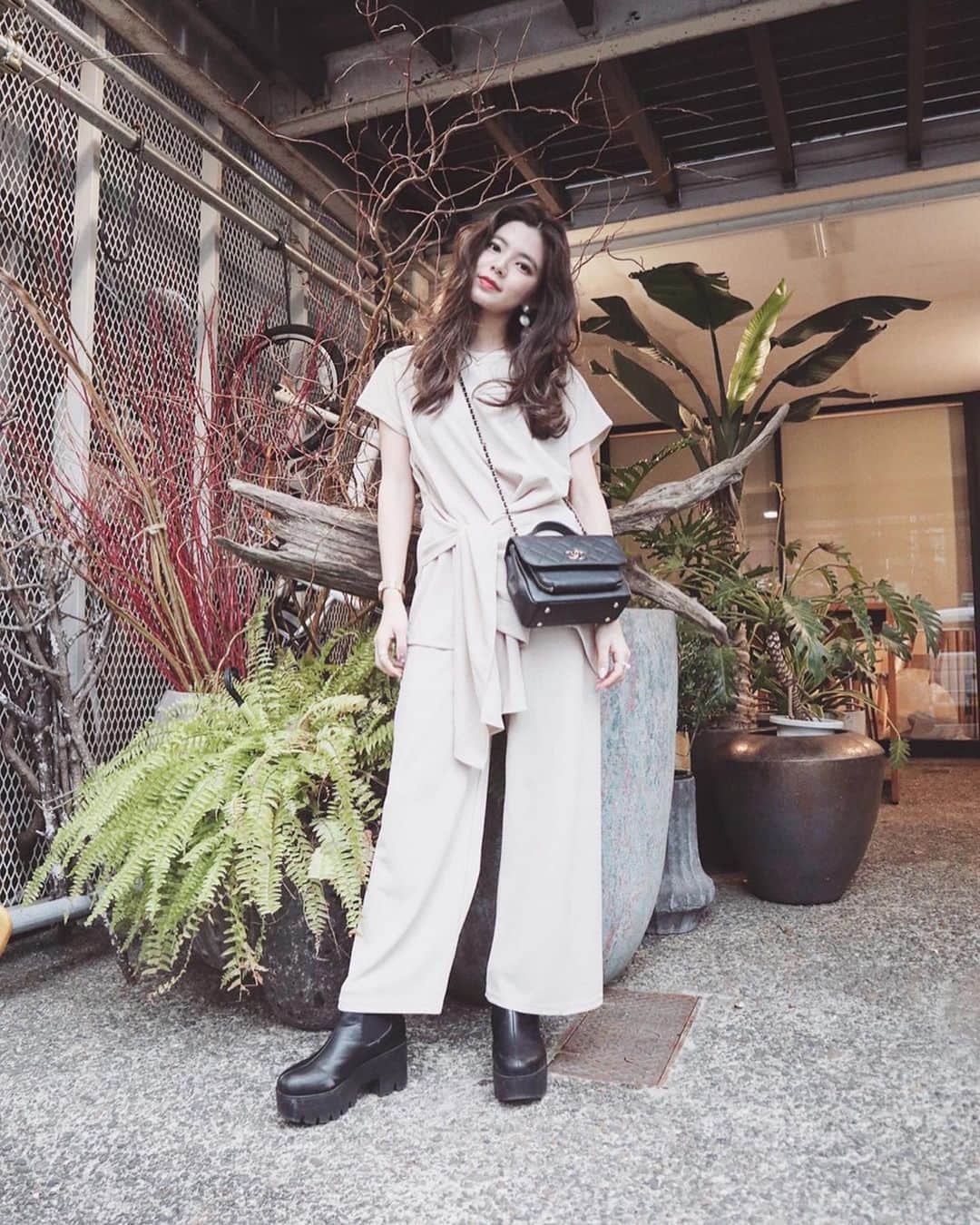 のインスタグラム：「こないだの展示会code👗 カーディガンは羽織ってたけど @to_the_sea_hawaii の セットアップ着てたよ〜❤︎ さらっとした素材でめっちゃ着やすいし この春夏たくさん着よっと☀︎ . . 新宿ルミネエストB1店 西銀座B1店、学芸大学店 @tothesea_healthliving にて 限定で2/19～getできるよ〜♫！！ . . #ariicode#Resortnista#Tripup#トリップアップ #tothesea#totheseahawaii#旅行コーデ#セットアップ #2020ss#ベージュコーデ」