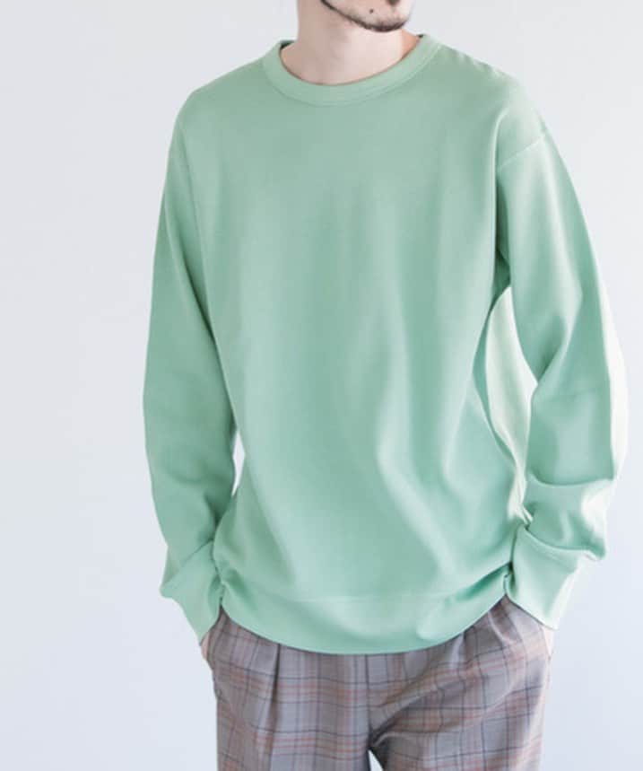 のインスタグラム：「-men's new in-﻿ ﻿ ﻿ 春らしい色鮮やかなニットのようなカットソー。シルケット加工で、シルクのようなツヤとなめらかさを備え、上品な顔立ち。﻿ 裾にリブ付きで、スウェットのように着用が可能で、春の一枚着としてばっちり活躍する1着。﻿ ﻿ ﻿ #urbanresearch﻿ #アーバンリサーチ ﻿」