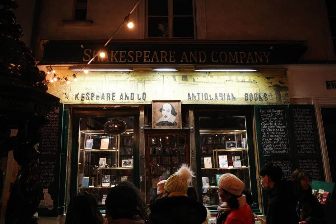 イェソンさんのインスタグラム写真 - (イェソンInstagram)「Shakespeare & Company 📚」2月26日 3時45分 - yesung1106