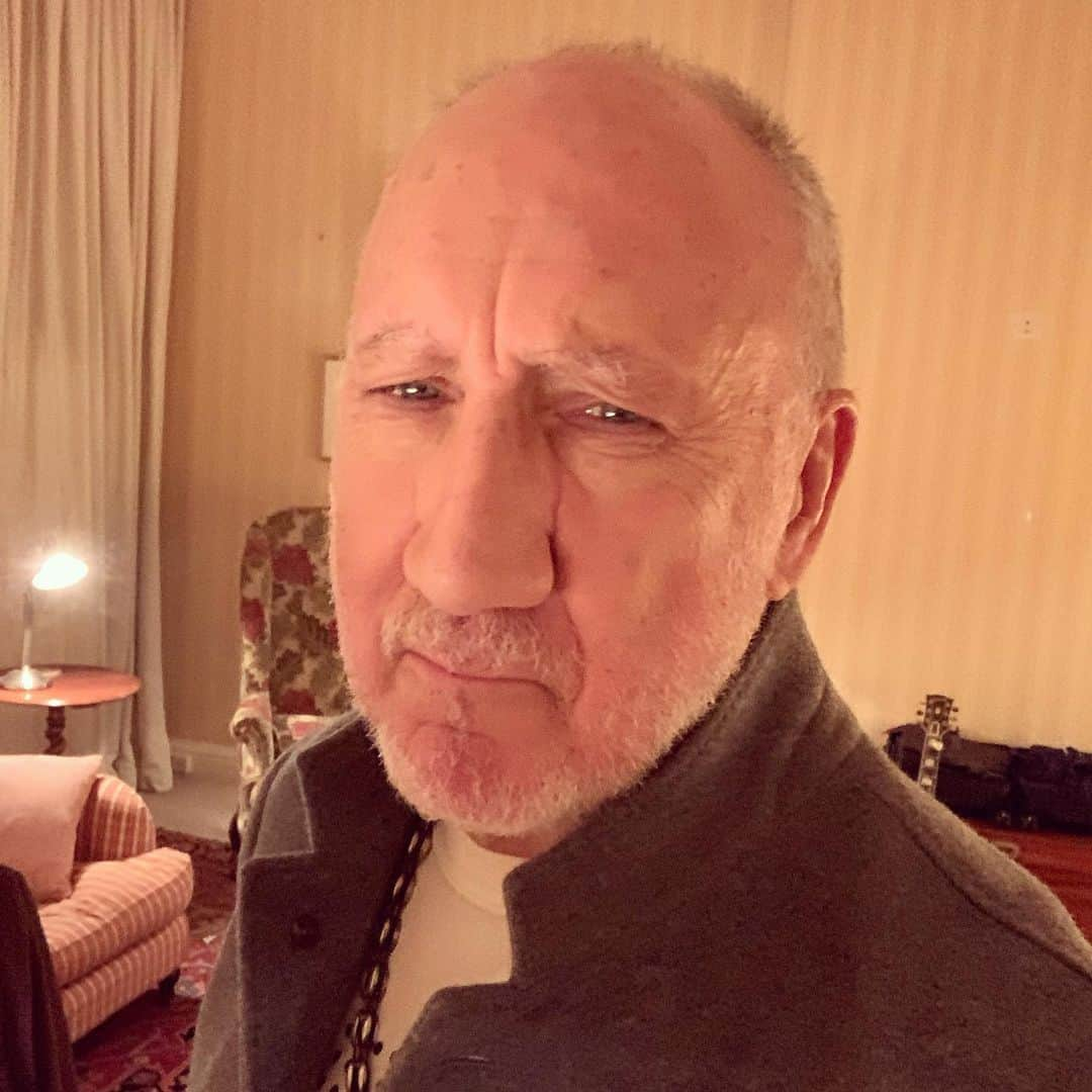 ピート・タウンゼントのインスタグラム：「All made up ready for the Peter Green show tonight. One song. The rest of the night is all old white men trying to sing the Blues. I suppose that’s me too really. But it’s a great gathering of players. Noel Gallagher was singing the blues today. Doing a great job too. . . . . . . . #noelgallagher #petergreen #petergreensfleetwoodmac #christinemcvieofficial #andyfairweatherlow #davidgilmourofficial #billwymanofficial #mickfleetwoodofficial #londonpalladiumtheatre #londonpalladium #whitemensingtheblues #oldmensingtheblues #teenagecancertrust #teenagecancergigs」