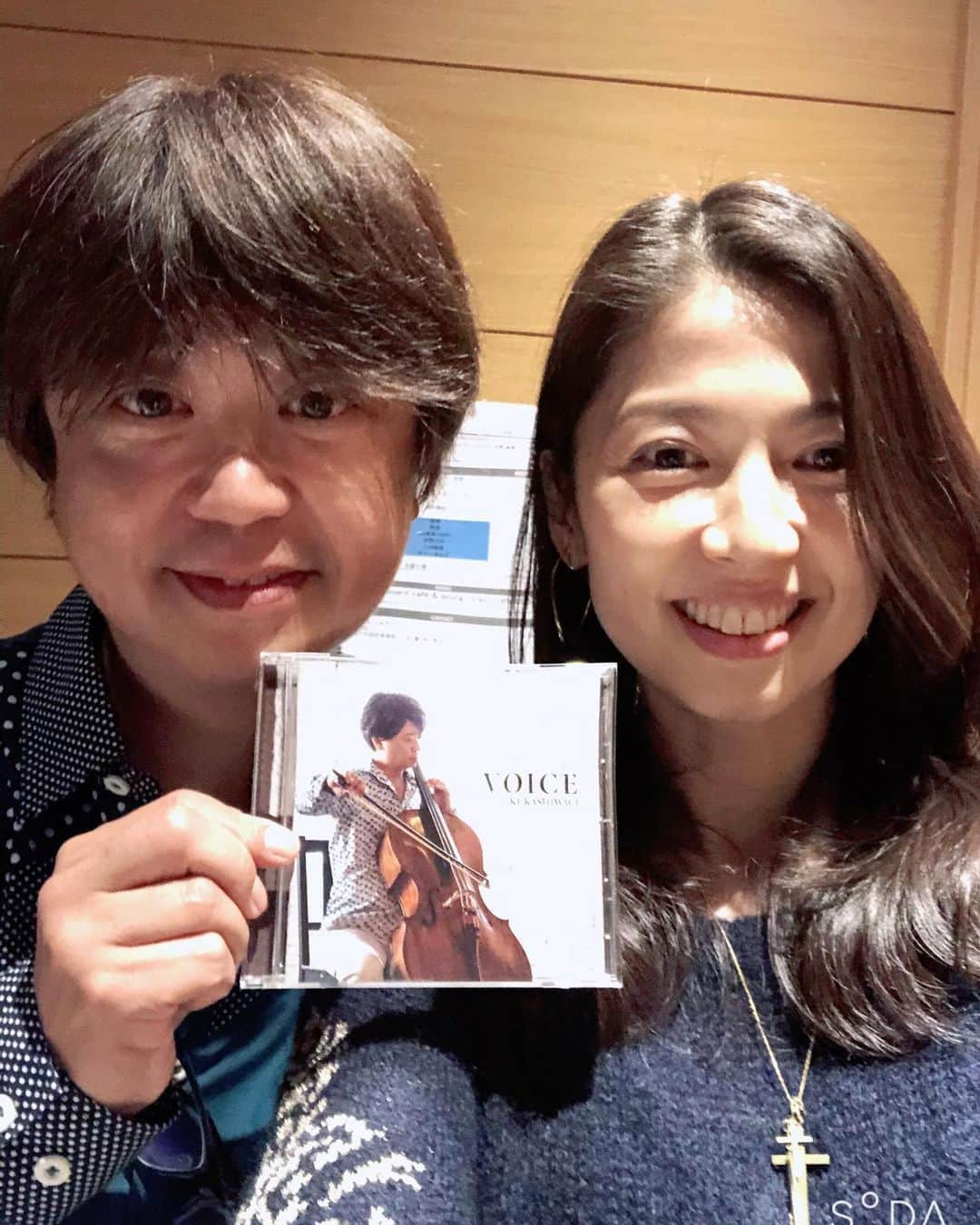 純名里沙さんのインスタグラム写真 - (純名里沙Instagram)「昨日は東京FMにて『ジブラルタ生命〜Heart to Heart 〜ありがとう、先生！』の収録でした☆ ・ 早速、先日買ったステンレスの水筒に温かなハーブティー🌿を作って入れ、好きなアロマの香りと共に収録してきました☆ ・ 昨日も暖かいスタッフの皆様に支えてもらえて本当にありがたし。ただスタジオ内ほとんどのスタッフさんがマスクしていらしたから😷ちょっと異様でしたが、、今は大事ですよね🍀 ・ その後は、昨年末にお世話になりました、日比谷のビルボードカフェへ♬ ・ 聴いてみたかったピアニスト宮本貴奈さんのライブ、しかもスペシャルゲストでバイオリン🎻の中西俊博さんと、いつもお世話になっているチェリストの柏木広樹さんという豪華メンバー✨やはり、予感的中、素晴らしかった😊‼️ ・ オトコマエ（褒め言葉デス‼︎ MCでも皆さんに言われておられました😅）かつ、とっても繊細な貴奈さんのピアノに、美しい弦の響きが重なり合ってダイナミズムの波と技に、心地よく揺さぶられてきました♫✨ ・ 中西さんのバイオリン、、、✨いやぁ、初めてじっくりと堪能しましたが、最後の最後の音まで気持ちを丁寧に乗せられていて、、 音色はヒバリのさえずりのように軽やかで美しく、上手なのは皆さんご存知だと思いますが、とにかく中西さんの奏でる【音楽】が素晴らしかったなぁ、、大好きな音色でした♬✨ ・ そして、やはり柏木さんのチェロは何度聴いてもいいなぁ〜。。✨唯一無二の美しい音色、、気持ちが音と一緒になって伝わってくる。。。✨　超絶難しい事をサラッと弾いていらっしゃるのでしょうし、何よりやっぱり大好きな音なんだなぁ。。✨うー、また是非ご一緒したいなぁと切望するのでした☆ ・ で、柏木さん、アルバムが出たばかり✨というコトで早速購入したアルバムとパチリ✨皆さま、3/7にはリリースコンサートも渋谷のさくらホールであるそうなので、是非ぜひ行かれてみてください🍀✨幸せな気持ちになれる事間違いなしですぞ☆彡 ・ でも、最近流行りのやっかいなウイルスには正しく恐れて、うがい、手洗い、徹底して備えて行きましょうねー‼︎ ・ 今年はいろいろとインプットしたり、準備の年にしたいので、ライブが極端に少なくなりそうですが、、😅昨夜はさすがに歌いたくなりました〜♬音楽万歳🙌 ・ #純名里沙 #risajunna #東京FM #tfm #ありがとう、先生！ #ラジオ #radio #朝 #7:19 #オンエア #onair #柏木広樹さん #アルバム #絶賛発売中」2月26日 3時50分 - risajunna3158