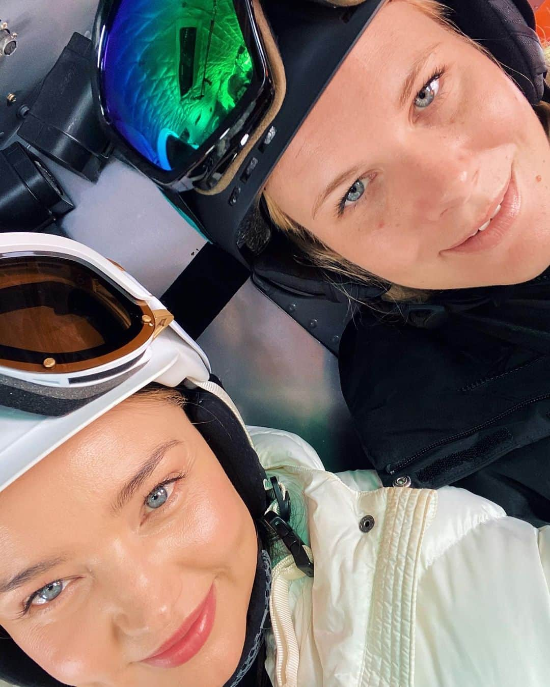 ミランダ・カーさんのインスタグラム写真 - (ミランダ・カーInstagram)「Fun on the slopes with @gvaile ❄️💖🎿」2月26日 4時04分 - mirandakerr