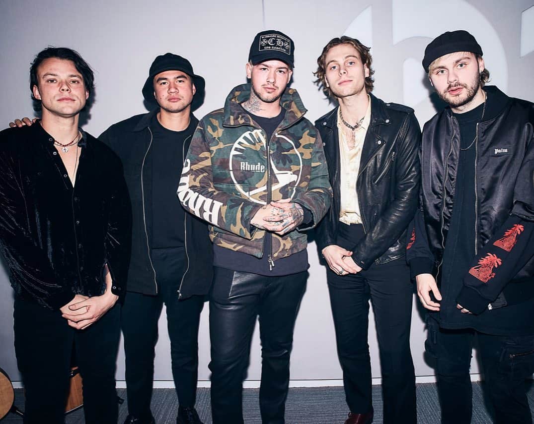 T・ミルズさんのインスタグラム写真 - (T・ミルズInstagram)「It’s official I’m the 5th member of @5sos. Well technically I’m not, but I did have them on my show and we talked about everything from their latest projects to emo music we can’t live without.」2月26日 4時02分 - travismills