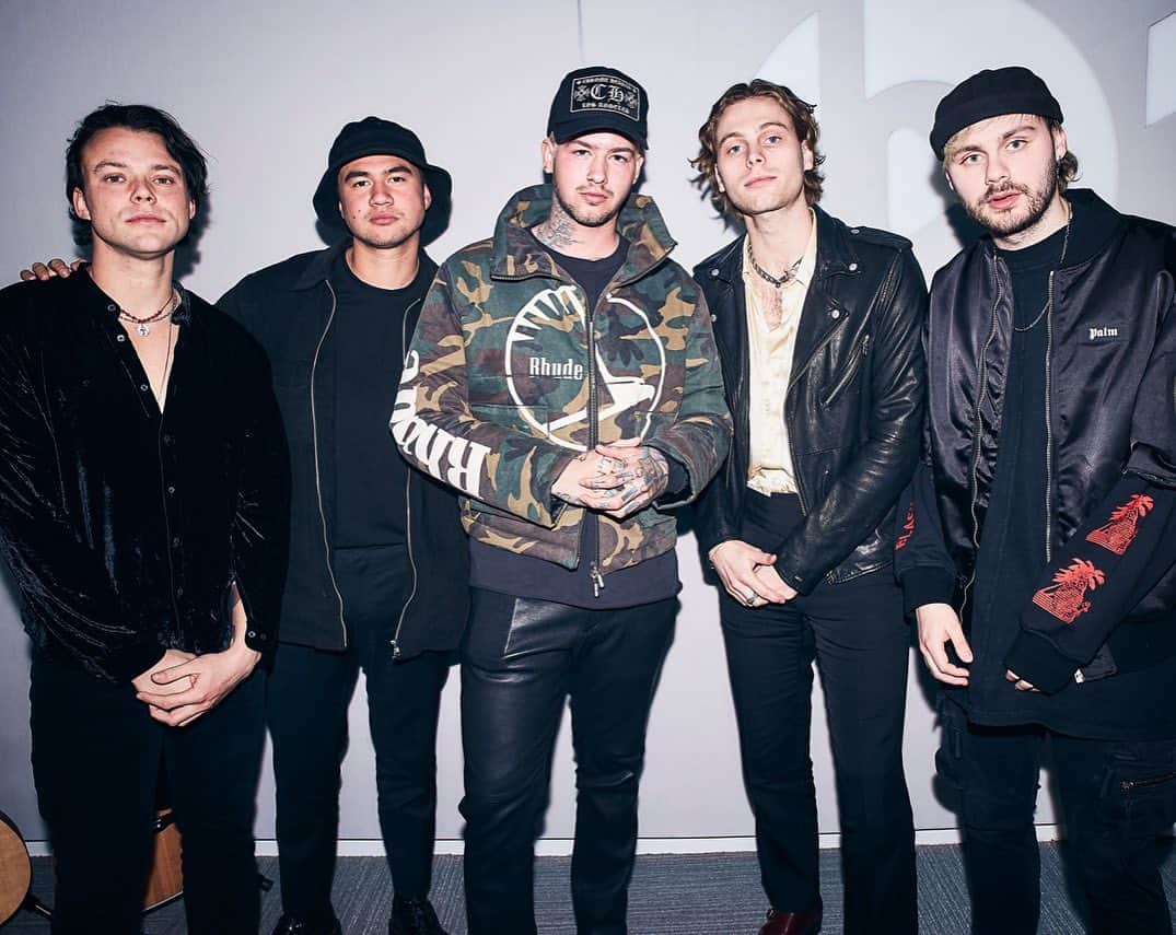 T・ミルズのインスタグラム：「It’s official I’m the 5th member of @5sos. Well technically I’m not, but I did have them on my show and we talked about everything from their latest projects to emo music we can’t live without.」
