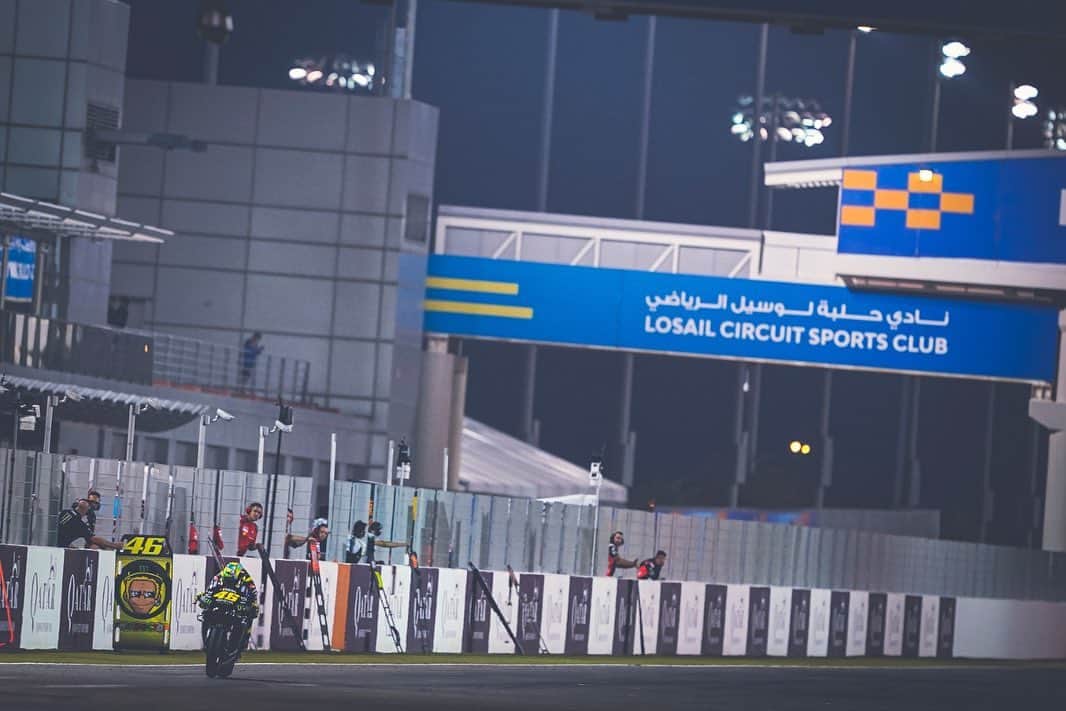 バレンティーノ・ロッシさんのインスタグラム写真 - (バレンティーノ・ロッシInstagram)「Losail circuit,Qatar MotoGp test,day3 📸 @falex79 @gigisoldano」2月26日 4時43分 - valeyellow46