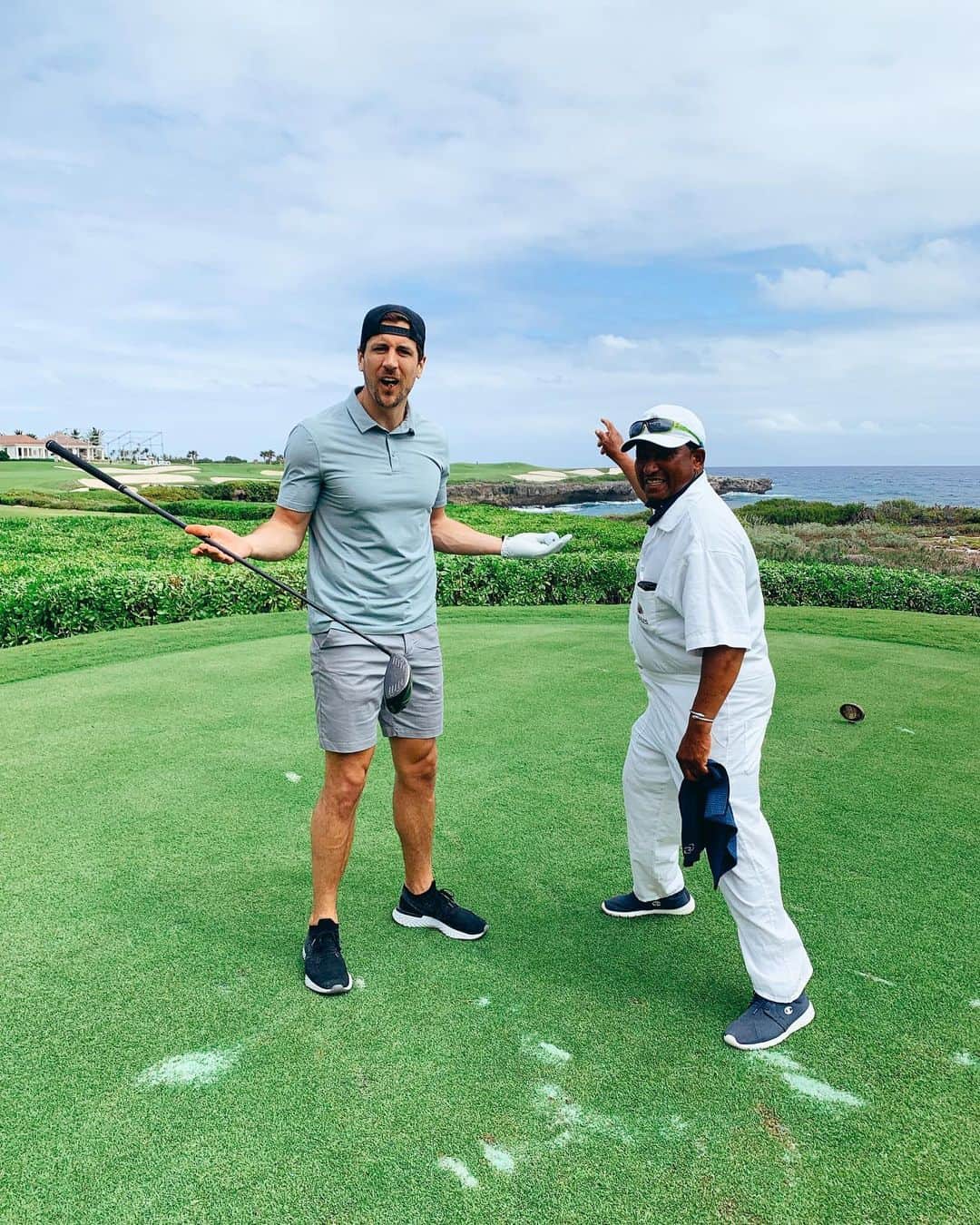 ジョーダン・ロジャースのインスタグラム：「It was all fun & games with our caddie, Hugo, until he told me about a hole called the “Devil’s Elbow” 😳, and to hit it “Straight over the water” 😨  The course was UNREAL! Hugo's attention and service was the best and really showed us what the @pcpromise meant. Oh, and JoJo is better at golf than me...So there’s that 😑  #puntacanapromisepartner」