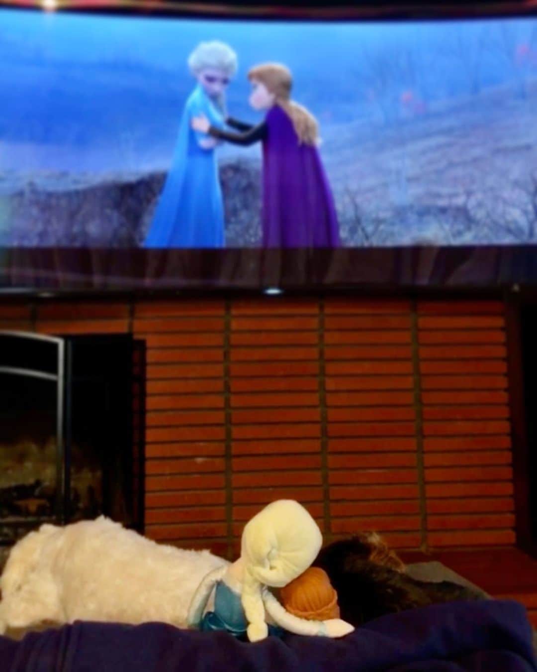 クリスティン・ベルさんのインスタグラム写真 - (クリスティン・ベルInstagram)「It’s snuggle time y’all! Frozen 2 is out on Blu-ray TODAY!! ❄️ #frozen2 @disneyfrozen」2月26日 4時58分 - kristenanniebell