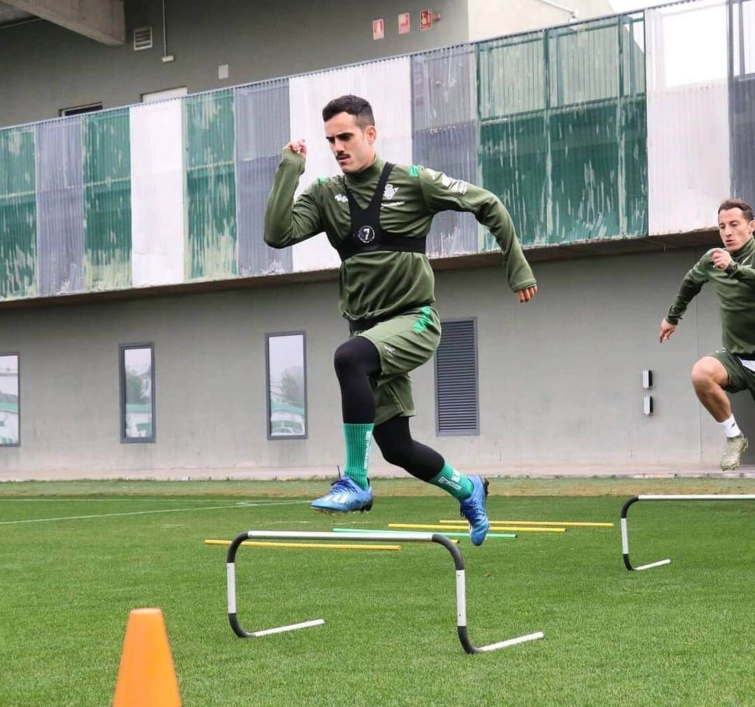 フアン・ミゲル・ヒメネス・ロペスのインスタグラム：「Algo que parecía lejano, hoy es una realidad... ✅ Trabajando parcialmente con el equipo! 😃 Un poco más cerca... 🙏🏼⚽」