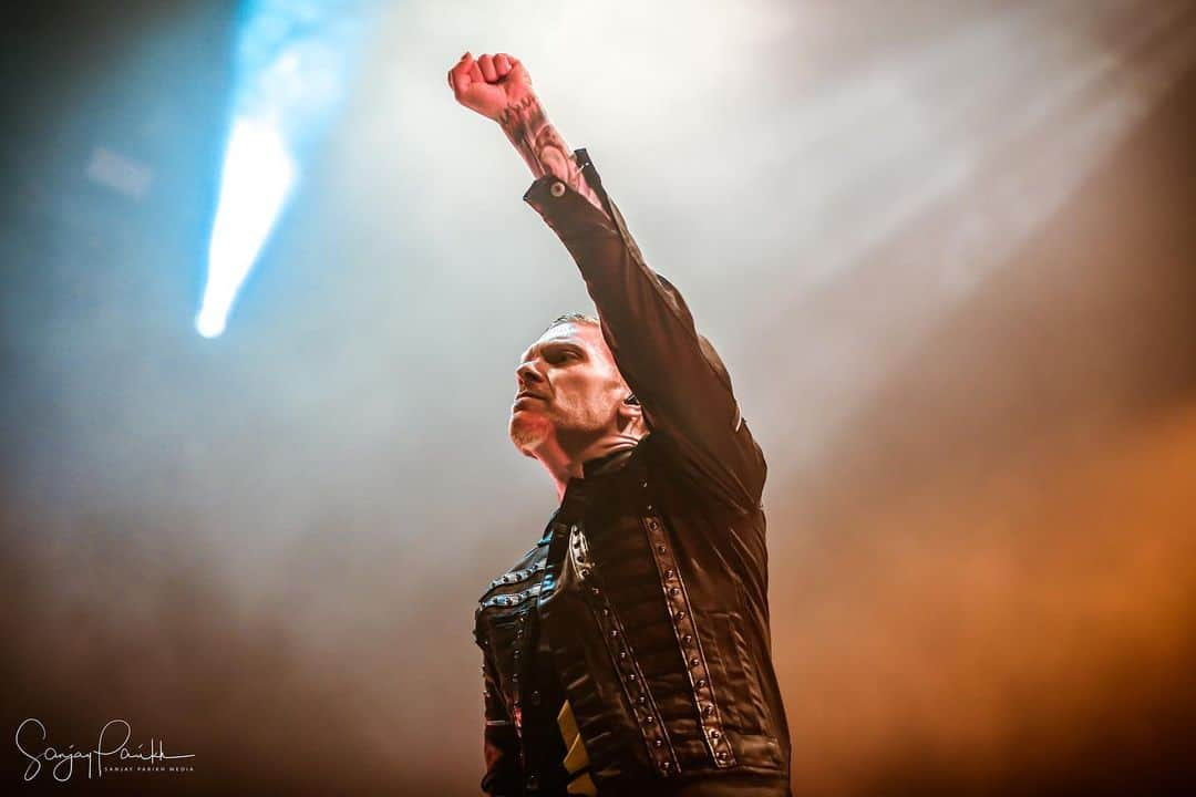 Shinedownさんのインスタグラム写真 - (ShinedownInstagram)「Be mindful, be clever, and be spirited. Be progressive, be thoughtful, and understanding. But no matter what, be YOURSELF, and listen to the universe… ✊⚠️ ...@TheBrentSmith . . 📷 @sanjayparikhphoto #tuesdaythoughts」2月26日 5時03分 - shinedown