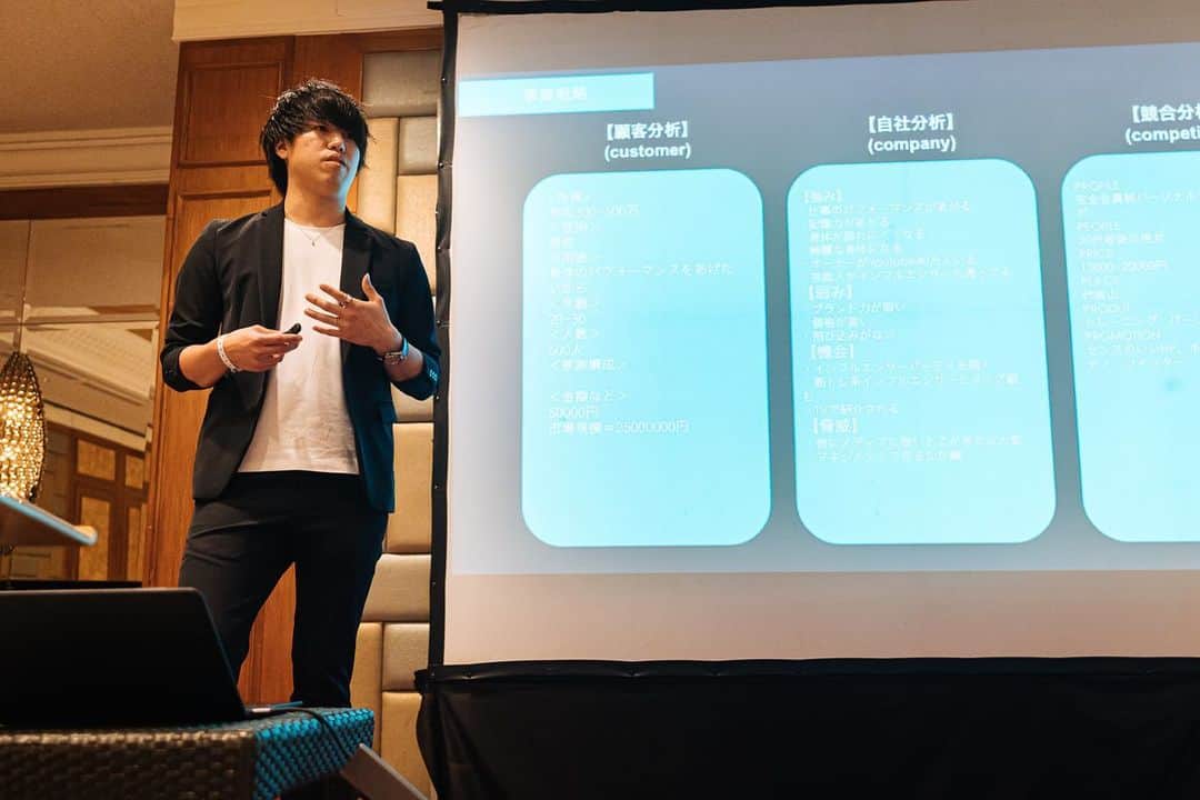 美容整体師川島さん。のインスタグラム：「あとから見返したい人は【保存マーク】で 保存していってください👨‍⚕️ 今回のような内容がいいな！って思った人は、 【いいねボタン👍🏻】で教えてください☺️ . ============================= . ついにセブ島合宿終わりました。 めちゃレベルアップしました。 今回、事業計画書とPLとプレゼンの勉強をしました。 僕は5年前に小さな融資を受けています。 20歳のときです。なので今日は20歳で融資を受け、 21歳で店舗をオープンした方法 について今日は書きます。 . 【21歳で1店舗目を出した方法】 現在26歳です。今年は４月１１日に東京店オープン。 早ければ夏頃に3〜4店舗を出します。 . 正直、経営をしてうまくいく人間は5%以下です。 その中に入らなければいけないです。 経営破綻したら借金かかえます。 500万〜5000万の借金を抱える可能性が95%あるのに なぜ、勝負するのか？ . それは楽しいからです。 . 僕らのチームは仕事を遊びのように 楽しんで事業拡大していってます。 スキルアップしていってます。 趣味のようにやってます。 . 僕が21歳で店舗を持ったのには 明確な戦略がありました。 . 1.「0→1の人間になる」 2.「ブランディングする」 3.「計画を立てて、資金を集める」 . =============================== 1.「0→1の人間になる」 まずは、何もない人間からスキルをつけて、 勝負できる力を身につけるということ。 僕は、まず最低限の整体のスキルを磨いて 60分3000〜4000円で 顧客に満足していただけるスキルを まず身に付けました。 . 2.「ブランディングする」 次は、付加価値をつけるということです。 今の時代、60分3000〜4000円の整体は たくさんありますよね。その中でも自分のところに来てもらうためには、付加価値をつける必要があります。 難しいことではなく、『他の競合がしないことをしていく』 例えば、他の整体院はデザイン面にこだわってないからこだわろう。ロゴマークもないからロゴをつけよう。他の競合はお洒落な整体院ないから、お洒落にしよう。他はまだInstagramに力入れてないから力入れよう。 こんなささいなことでいいんです。 . 3.「計画を立てて、資金を集める」 次は、計画を立てましょう。経営は数字の世界。 数字で理論立てて黒字になるように計画書を作る必要があります。そんなに難しいことはなく、例えば僕は、 1時間1人で整体できるから8時間で8人だな。 4000円ですれば32000円の売り上げが１日でたつ。 それを30日間働いたら96万が月の売り上げだな。 家賃が10万で光熱費が2万でネット携帯代が2万で保険が3万で…合計20〜30万以上売り上げ上げれば黒字になるのか。 このぐらいで大丈夫。あとは、開業するために最低でも家賃10反の半年分60万と諸々で150万あれば足りるな。 お金がない。資金を集めて、売り上げて返そう。 =============================== . こんなことを20歳のときに考えて21歳で 1店舗目をオープンさせました。 . まじで経営はオススメしないけど、 今の環境に満足してなくて、その仕事に 情熱をもてるならしたほうがいい。 . やりたいことがあって、 事業計画書作れてPL作れてプレゼンできるなら @takaki_takehana さんにプレゼンするといいよ！ 辛口だからしっかり準備した方がいいけどね笑 . ps. なので急ですがトレーナーの方でうちの整体術スキルを 勉強してレベルアップし、新しく立ち上げる会員制パーソナルジムのメインリーダーを募集します。 DMで、1.名前　2.自分の強み　3.想い を僕に送ってください。審査して1名を採用します。お待ちしてます。 . #整体KAWASHIMA #川島悠希 #youtuber #YouTube #business #経営 #MUP #MUPスパルタキャンプ」