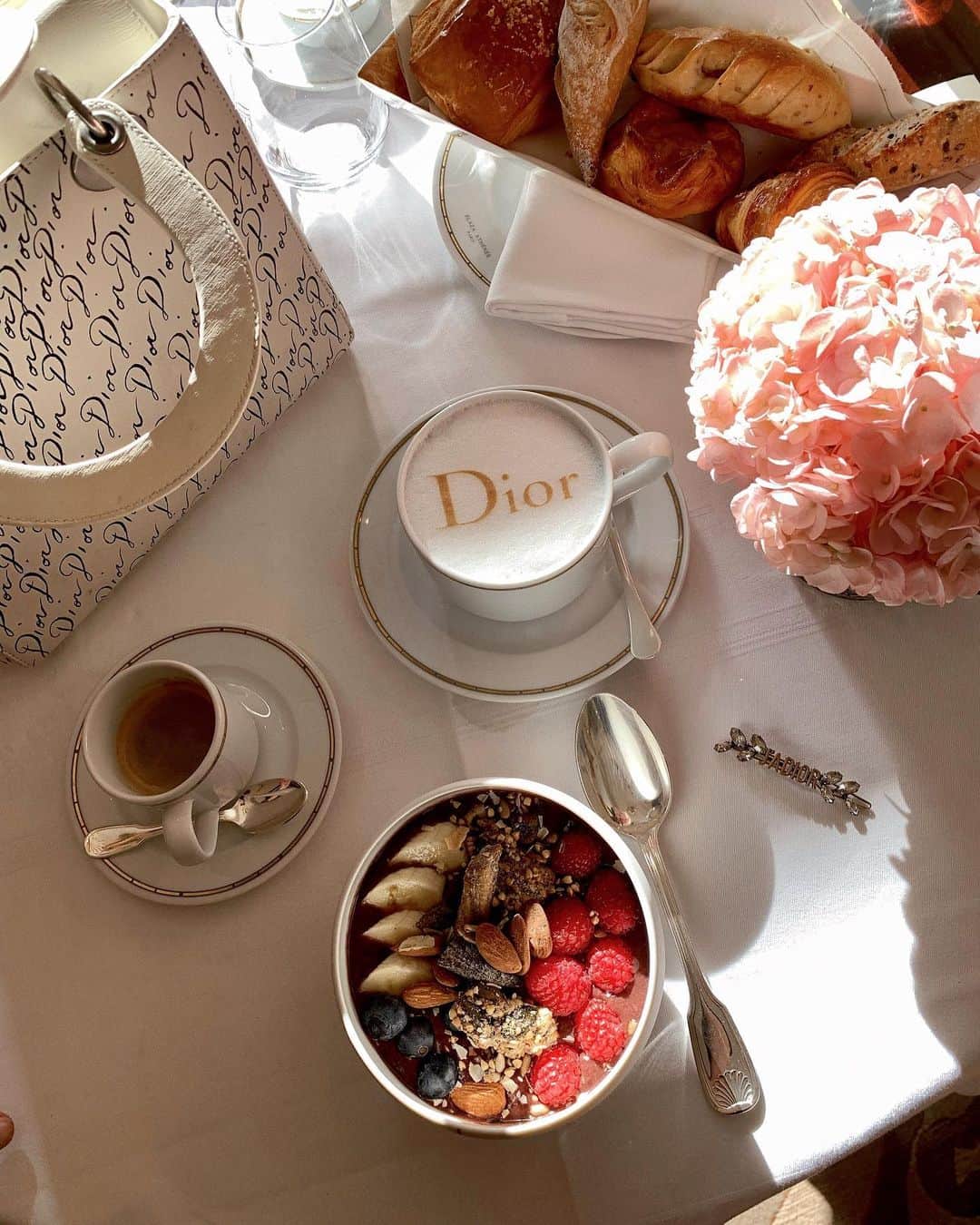レオニー・ハンネさんのインスタグラム写真 - (レオニー・ハンネInstagram)「How to start Dior day. 🤗 Anzeige/Tag @plaza_athenee #PlazaAthenee #DCMoments #Dior」2月26日 5時25分 - leoniehanne