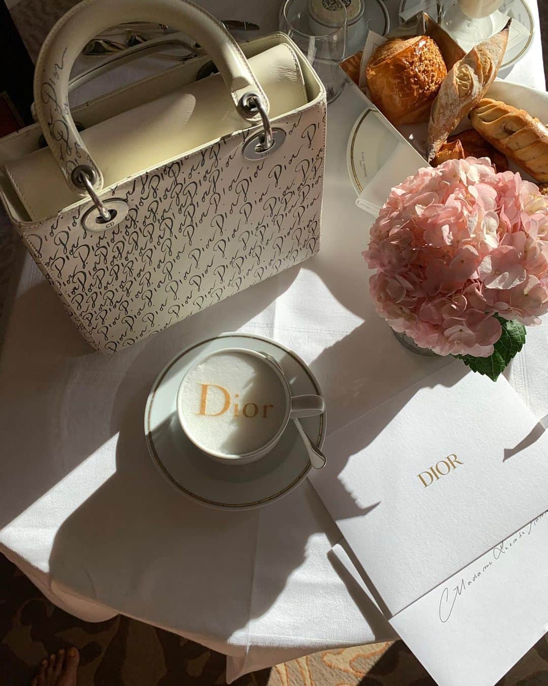 レオニー・ハンネさんのインスタグラム写真 - (レオニー・ハンネInstagram)「How to start Dior day. 🤗 Anzeige/Tag @plaza_athenee #PlazaAthenee #DCMoments #Dior」2月26日 5時25分 - leoniehanne