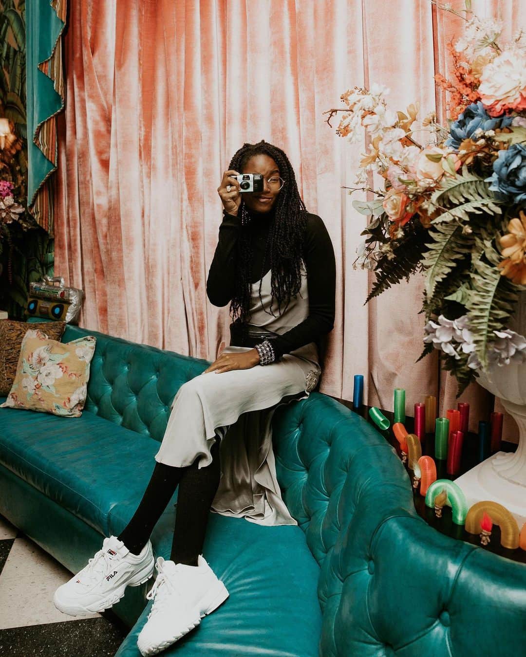 ダニジョーのインスタグラム：「90s sitcom vibes 📺 • @damarislewis channeling #90s everything in HEAD-TO-TOE-DANNIJO 🖤🎶」