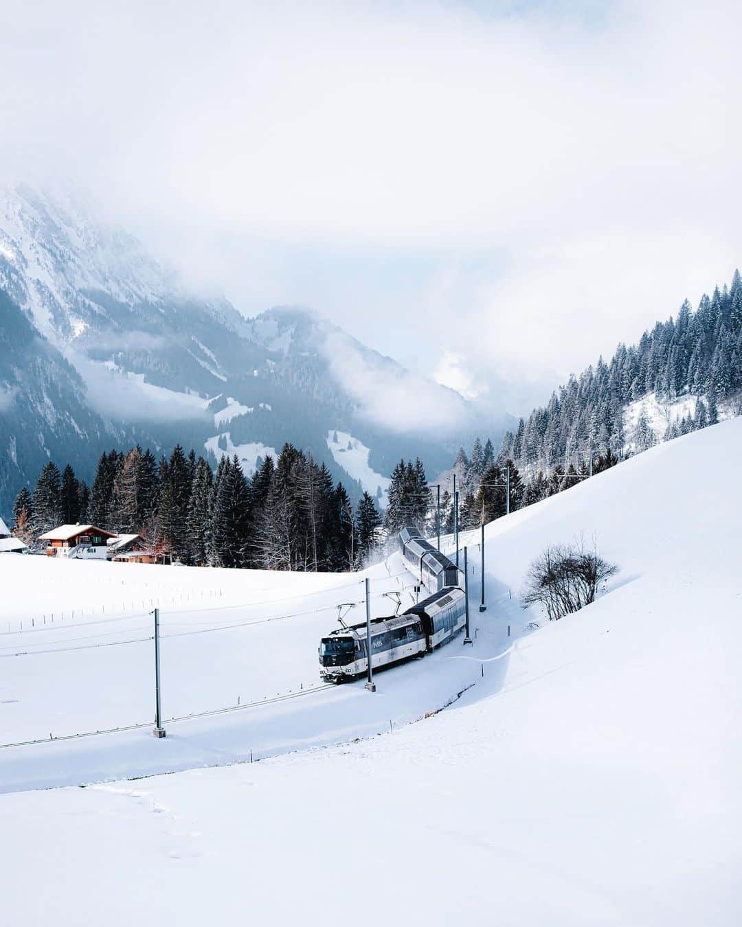 リリー＝ローズ・メロディのインスタグラム：「Hands down the best train rides in the world 🙌🏻💙 @swisstravelsystem @myswitzerland #inlovewithswitzerland」