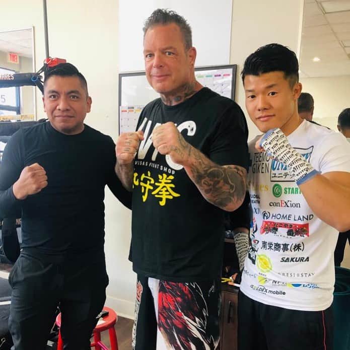 のインスタグラム：「Emocionado y agradecido por la visita de un gran ídolo de la lucha libre pero sobre todo gran persona @vampirovudu gracias.」