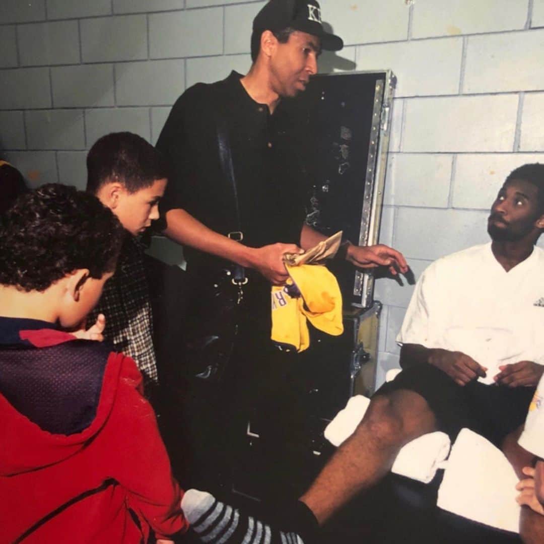 クレイ・トンプソンさんのインスタグラム写真 - (クレイ・トンプソンInstagram)「No amount of words can express how much Kobe meant to me and my family. Growing up, he was my favorite player on my favorite team. Like so many of you, it has been hard for me to process what happened and what was lost.  To the Bryant, Altobelli, Chester, Mauser and Zobayan families, my heart aches for your loss. You will always be in my thoughts and prayers.  There is not a day that goes by I don’t think about you Big Bro. Rest in peace Mamba and Mambacita. Your legacies will live on, not only thru every hooper who love the game, but with anyone who has a dream and the passion to do whatever it takes to make it a reality. #mambaforever #mambacita」2月26日 6時51分 - klaythompson