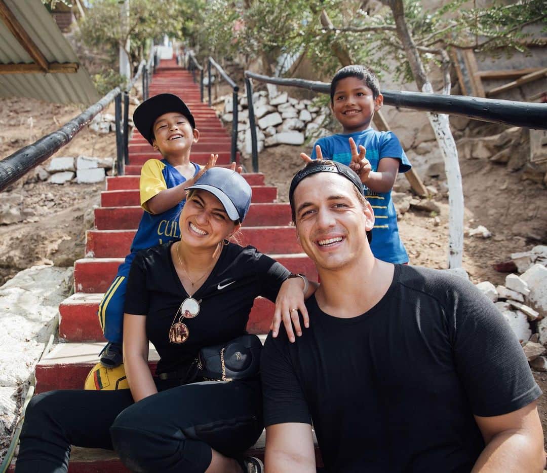 トーライ・ケリーのインスタグラム：「missing these kids so much♥️🇵🇪 & yes they beat us in soccer.......... twice」