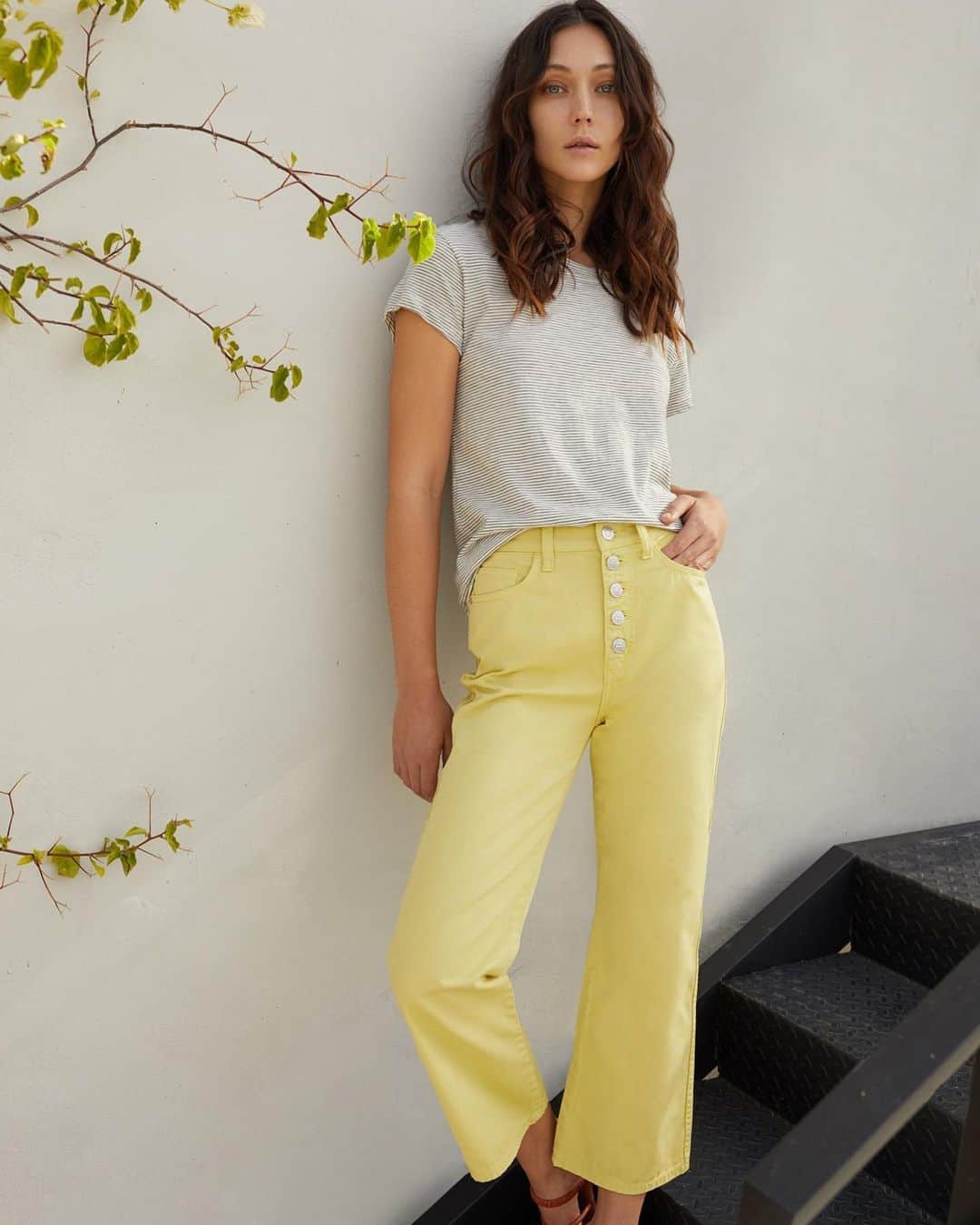 カレントエリオットのインスタグラム：「cropped and colorful, the femme bell is here to switch up your denim rotation」