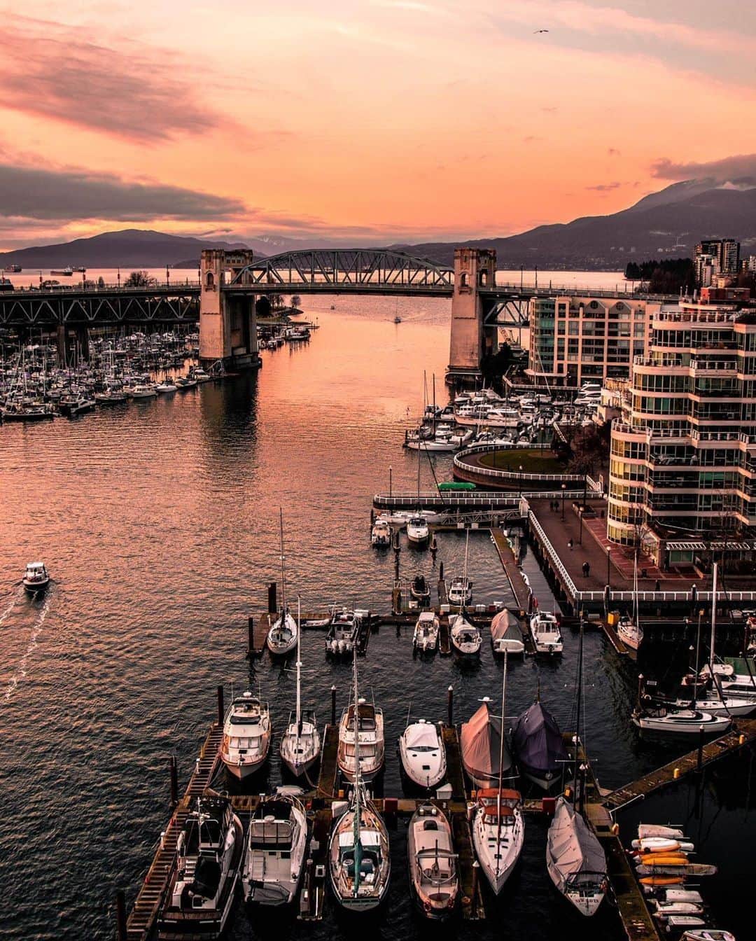 バンクーバー観光局- Tourism Vancouverのインスタグラム：「最近のバンクーバーは晴れの日も多く、冬でも美しい夕暮れを見ることができるチャンスも多くなってきましたよ。⁠ 📷 : @_adrianya_photography(Instagram)⁠ .⁠ .⁠ .⁠ #カナダ #バンクーバー #Vancouver #旅 #旅行 #女子旅 #旅好き #一人旅 #海外旅行 #トラベル #旅女子 #旅行好きな人と繋がりたい #旅好きな人と繋がりたい #旅行好き #旅行大好き #旅行行きたい #旅に出たい #海外 #旅の記録 #旅の思い出 #旅行記 #旅したくなるフォト #マイトリップ #マイトリ #retrip_global #風景 #世界一周 #ダレカニミセタイケシキ #夕暮れ #夕焼け」