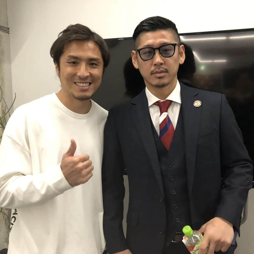 那須大亮さんのインスタグラム写真 - (那須大亮Instagram)「勇蔵と撮影させてもらいました😄  勇蔵とはプロ同期で、お互いにプロ18年で引退しました！  相変わらずの体のゴツさ(笑)  気が知れているだけに、楽しい撮影になりました✨😄 勇蔵ありがとう😄  #栗原勇蔵 #横浜fマリノス  #クラブシップ･キャプテン #プロ同期」2月26日 7時04分 - nasudaisuke_official