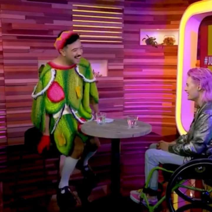 のインスタグラム：「Twirling into interviews like:  But super fun interviewing @robynlambird for #junkeegras!  You can check out the first and second episodes over on @junkeedotcom IGTV or Facebook page!  There’s a new episode everyday until Saturday, so keep tuned!」