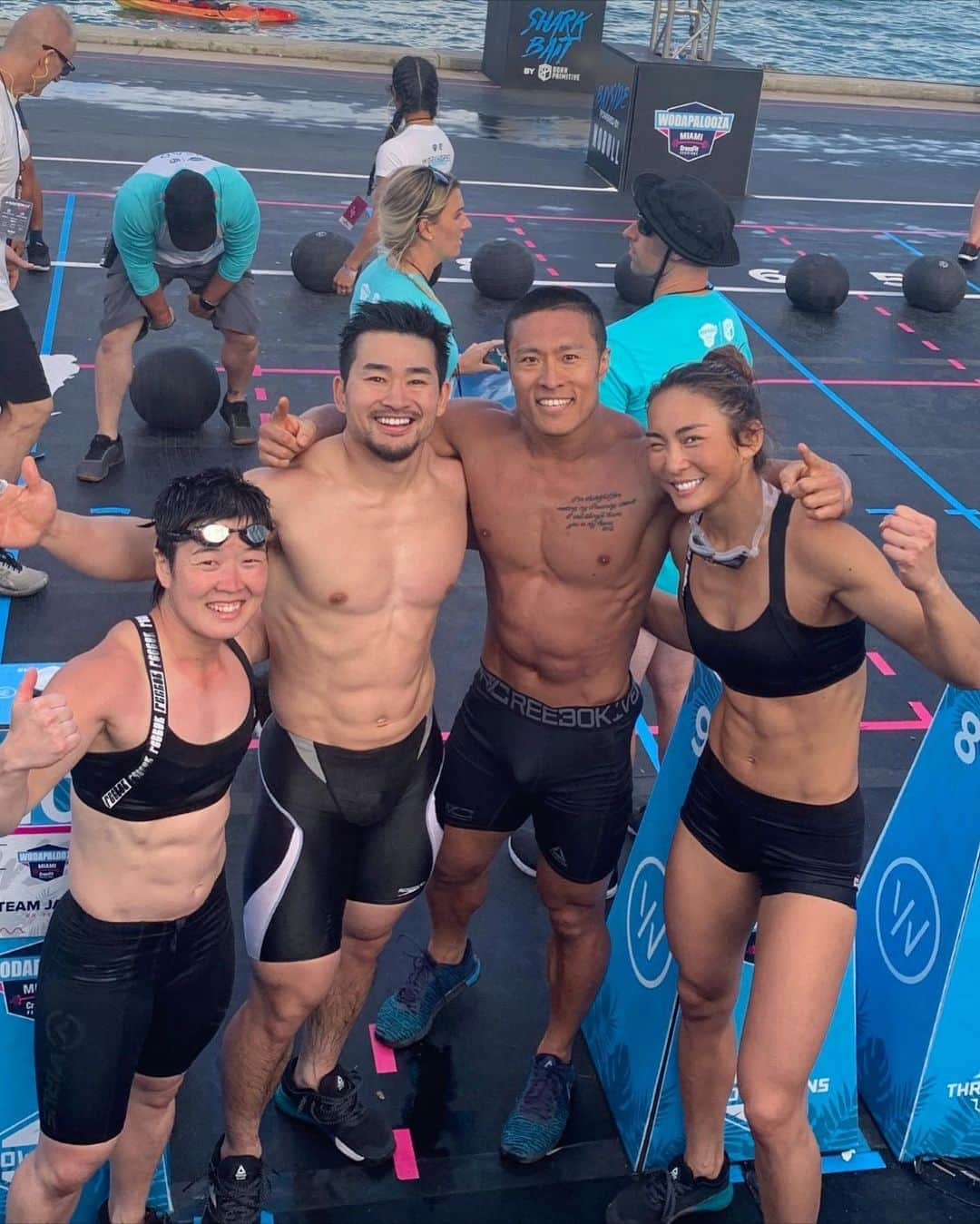 Aya（小山内あや）さんのインスタグラム写真 - (Aya（小山内あや）Instagram)「#TeamJAPAN🇯🇵 @wodapalooza  アメリカ🇺🇸マイアミでのCrossFit Team コンペティションが無事に終わりました。 期間中「 #CrossFit 」が身体づくりの #フィットネス としてだけでなく、#スポーツ としての素晴らしさを魅せるべく毎日発信して参りました。そのスポーツのもつ2つの魅力、#個人競技 と #団体競技 。今回は団体競技であるチーム戦。 チームメイトみんな怪我なく無事に終える事が出来、やっとホッとしております。😌✨ アメリカに到着してすぐAYAのトランク事件から始まり大会中も沢山のハプニングの連続でしたが、今振り返るとそれもとても良い思い出です。 今回、私にとってTeam戦は初めての経験であり、更にアメリカ🇺🇸というCrossFit本場の地で戦うという大きな挑戦でもありました。不安になるとすぐ弱音を吐いたり、気持ちが一杯一杯になると表情に出たりと「 #自分の弱さ 」もまた改めて知り感じる事が出来ました。 しかしそのAYAの穴を埋めてくれたのがチームでした。極度の緊張が生み出す恐怖と不安を「大丈夫、出来る」に変えてくれたのがチームのみんな。様々なスーパーパワーをもつ各ヒーロー達が団結すれば「 #アベンジャーズ 」になるんです。 苦手や不安心は誰にでもある。しかしそれをカバーし合い大きな力へと変える。それを一緒に克服出来た時は心から喜べる、それがチーム。  CrossFitの試合に行く度に得る「 #学び 」。 そして今回もまた１つ自分の課題を知り得て帰国する事になりそうです。私のもつ弱さを “強さ” に変えたいと本気で思いました。 今回得た経験は自分にとって「財産であり宝」となる。それが今後の人生を切り開き歩んでいく上での ”武器” へと変えていきたい。より強く踏み締め歩み続けていくために。 帰国したら思い切り使い切った羽根をしばし休ませます。そしてまた大空へと大きく飛び立ち翔けるように。 #沢山の応援メッセージありがとうございました🙏🏻」2月26日 7時08分 - aya_fitness