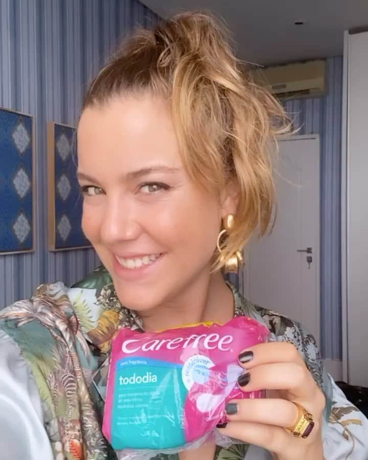 Alice Wegmannのインスタグラム：「Cabelo ok? Glitter tá ok? Mas não dá pra esquecer do Carefree Todo Dia, pra garantir o conforto durante os blocos, né :) tá quase acabando a melhor época do ano, galera! Boraaa aproveitar, que ainda tem mais!!! #BloquinhoCareFree @carefreebrasil #publi」