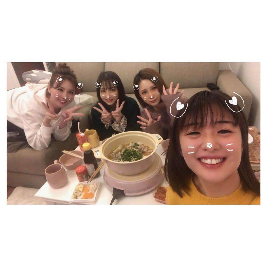 辰巳ゆいのインスタグラム：「お家鍋❤️ 可愛い子たちと💕  このメンバーで集まるのは初だったけど、朝方までずーっと喋ってた🤣 楽しすぎた💛😍 外でごはんもいいけど、家っていうのが時間忘れてゆっくりできるしいろいろ気にしないでもいいからよいね！  また、おじゃましちゃおう🤣」