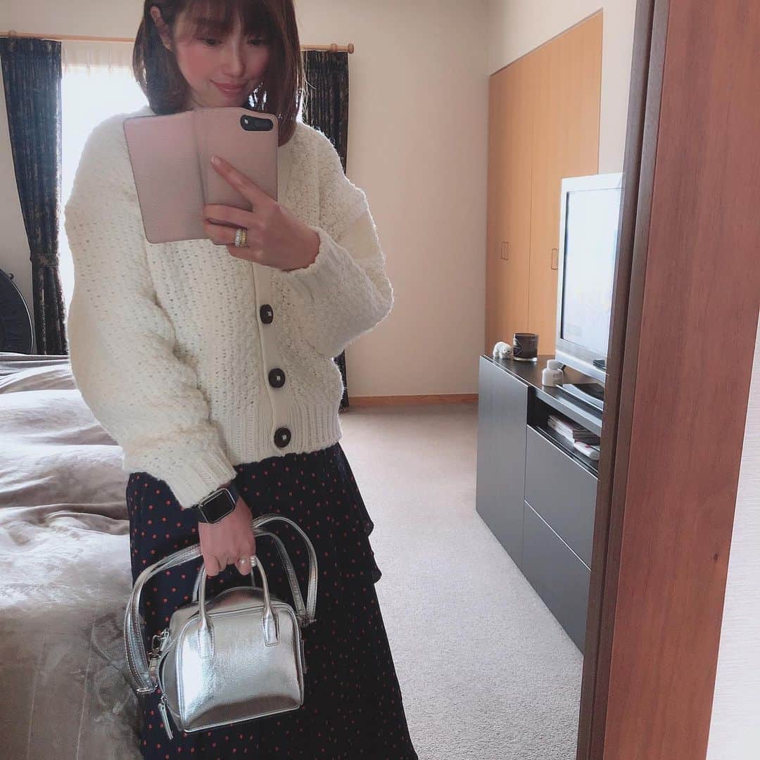 のインスタグラム：「今朝アップした、このストーリーにたくさんのDMありがとうございます😊 シルバーのバッグはどこのですか？ 本当にGUですか？ と、あったのですが、これ @gu_global のもので、なんと1900円でした‼️シルバーのバッグ欲しいな〜といつもいろんなバッグと睨めっこしてたんですが、これを見つけて即決‼️娘がいたら、オソロで持ちたいぐらいです❤️ ちなみに、大きさはそんな大きくなく手のひら大。そのため、あまりたくさんモノは入りませんが、携帯、財布、リップ、タオルハンカチ、ティッシュなどは余裕で入ります。 最近のものなのか、たまたまの在庫なのかはよくわかりませんが、よかったら是非❤️ #gu #ootd #shiba_u」