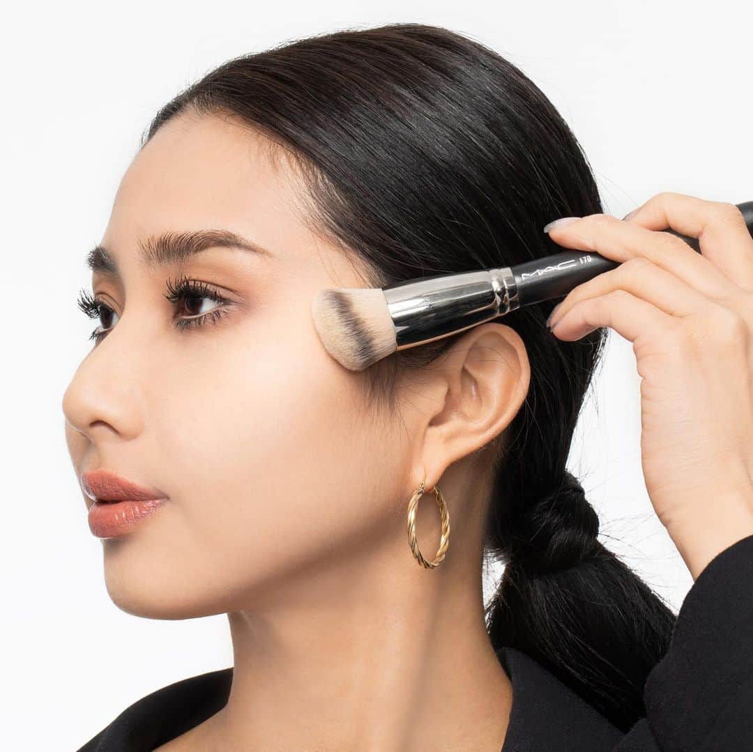 M∙A∙C Cosmetics Japanのインスタグラム：「ライトフル C シリーズで手に入れる、スポットライトをフルに浴びたような輝く肌✨﻿ ㅤ﻿ #170 シンセティック ラウンド スラント ブラシでより美しい仕上がりに💡厚みと丸みのある斜めカットで肌への密着が高く、パウダー、リキッドとマルチにお使いいただけます。﻿ ㅤ﻿ ㅤ﻿ ﻿ 【期間限定キャンペーン開催中】お好きなファンデーション製品を含む8,250円(税込)以上お買い上げの方にはオリジナルLEDミラー(数量限定)をプレゼント🎁﻿ ㅤ﻿ ﻿ ※M・A・C公式オンラインショップでのプレゼントは限定数に達したため終了いたしました。﻿ ※プレゼントはお1人様1会計につき1個までとなります。﻿ ㅤ﻿ ﻿ MAKEUP & MODEL:﻿ M·A·C ARTIST AYA IIZUKA @i.mac_artist﻿ ㅤ﻿ ㅤ﻿ #MACLightfulC #SpotlightReady #MACライトフル #MACCosmeticsJapan #MACコスメ #MACCosmetics #コスメ #メイク #ファンデ #ファンデーション #リキッドファンデーション #ベースメイク #カバー力 #ツヤ肌 #ツヤ #テカらない #makeup #basemakeup #cosmetics #foundation #beauty」