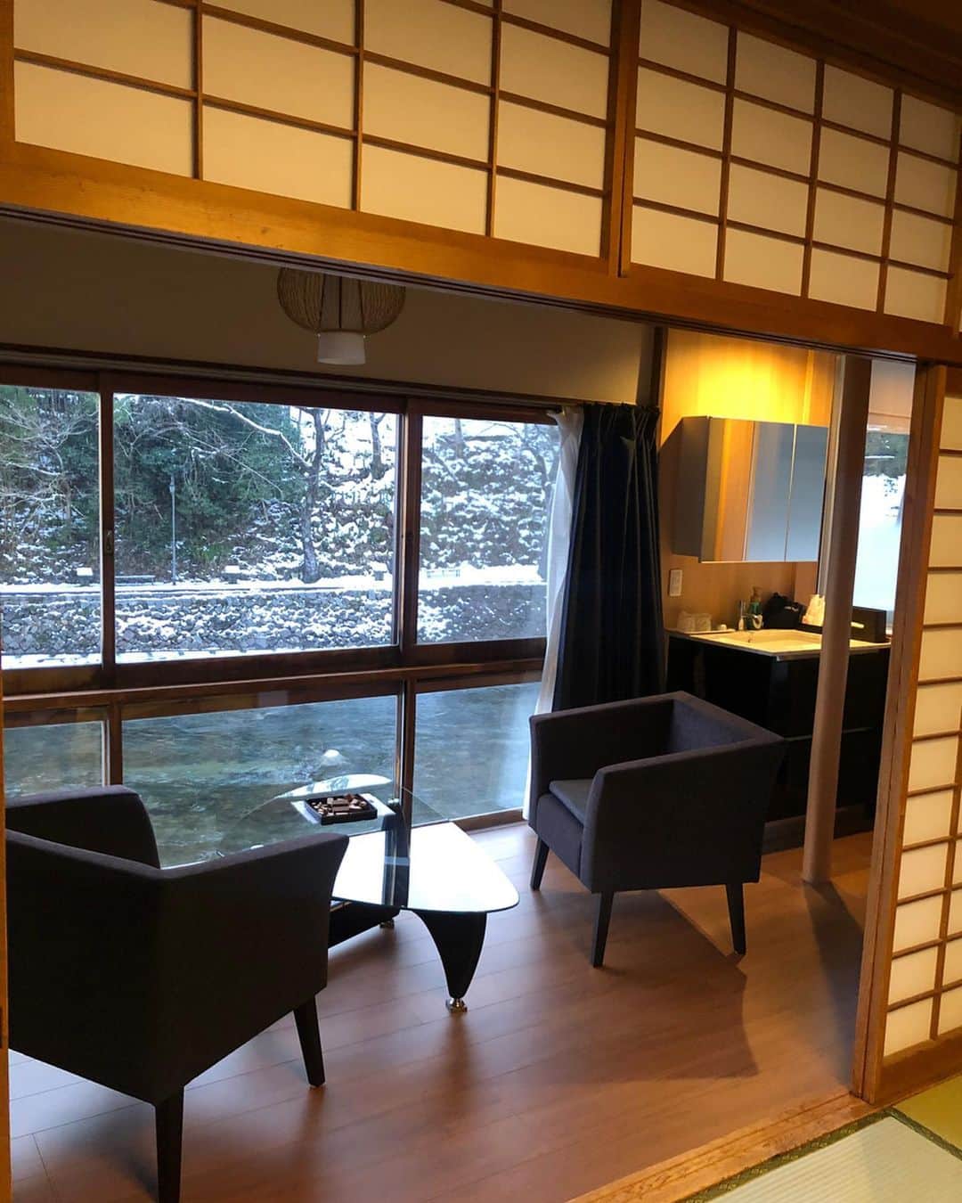 Aoiさんのインスタグラム写真 - (AoiInstagram)「宿泊したのは「美人の湯」として知られる奥津温泉に、なんと1929年に創業した旅館「池田屋　河鹿園」。情緒ある外観と雪化粧された庭園☃️ 館内は2018年に改装リニューアルされたばかりでとても清潔感に溢れてました😊 お部屋のカーテンを開けると直下に川が流れていて風情のある景色に癒されます🌸  奥津温泉について旅館の方が熱意を持って語ってくださりました☺️ 「奇跡のぬる湯」と呼ばれ、加水不要の自家源泉掛け流し。38.5度の温度で長湯をしても湯あたりせず、長時間入浴していられます❣️ 「自家」源泉掛け流しの温泉ってとっても貴重だそうで、常に温泉の入れ替えを行っているので、消毒も入っておらずお肌にもとっても優しいそう😳 私は内湯と合わせて１泊で合計４時間も入ってました。びっくり。🤣 そのおかげで、翌日の肌のしっとり感と髪のまとまりを驚くほど実感できました💕  全国の温泉通さんからはとっても人気な奥津温泉の温泉宿、是非一度体感してほしいです🙇‍♀️ . . . #岡山県#鏡野町#旅行#女子旅#グルメ#岡山グルメ#オススメスポット#レジャー#休日#PR#ひとり旅#デート#奥津温泉#温泉郷#美人の夢#奇跡のぬる湯#自家源泉源泉掛け流し#源泉掛け流し#温泉旅行#河鹿園#tabijyo#tabippo#tabigenic#tabimuse #インスタ映え」2月26日 7時25分 - aoioa
