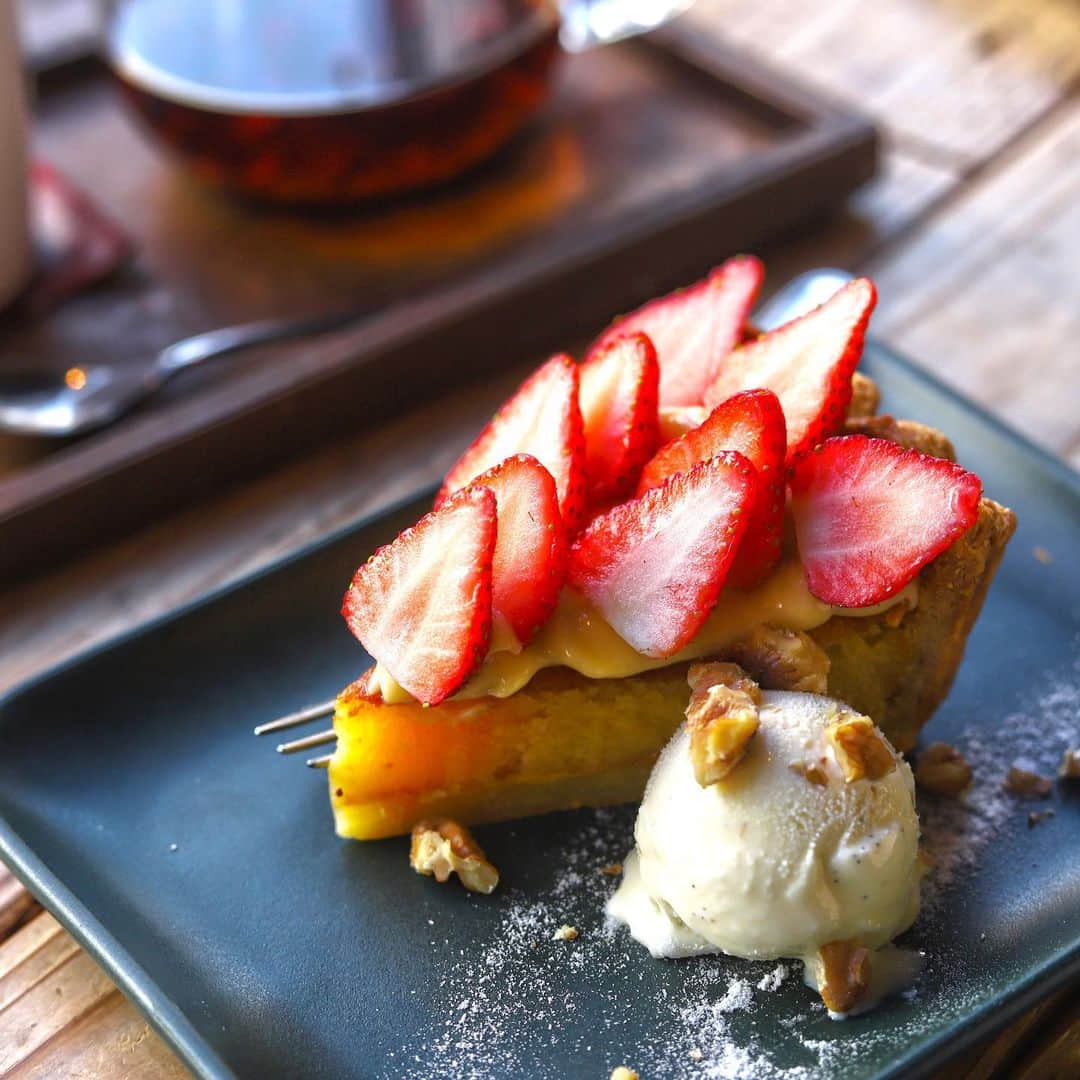 きょん。さんのインスタグラム写真 - (きょん。Instagram)「. .  Triton cafe @triton_cafe  ほぼ いちごで染まった トリトンオヤツ。  いちごは まだまだ 現役です🍓  #15時から提供スタート #tritoncafe#トリトンカフェ #pancakes#teatime」2月26日 7時37分 - kyon_tokiiro