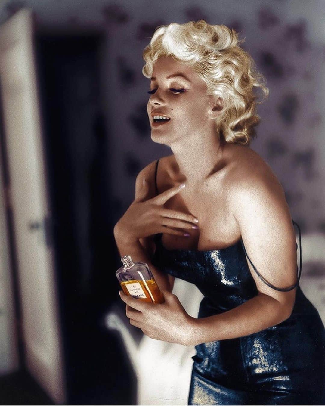 マリリン・モンローのインスタグラム：「Marilyn photographed in 1955🖤 follow @welovemarilyn for more posts of actress and icon Marilyn Monroe. #marilynmonroe」
